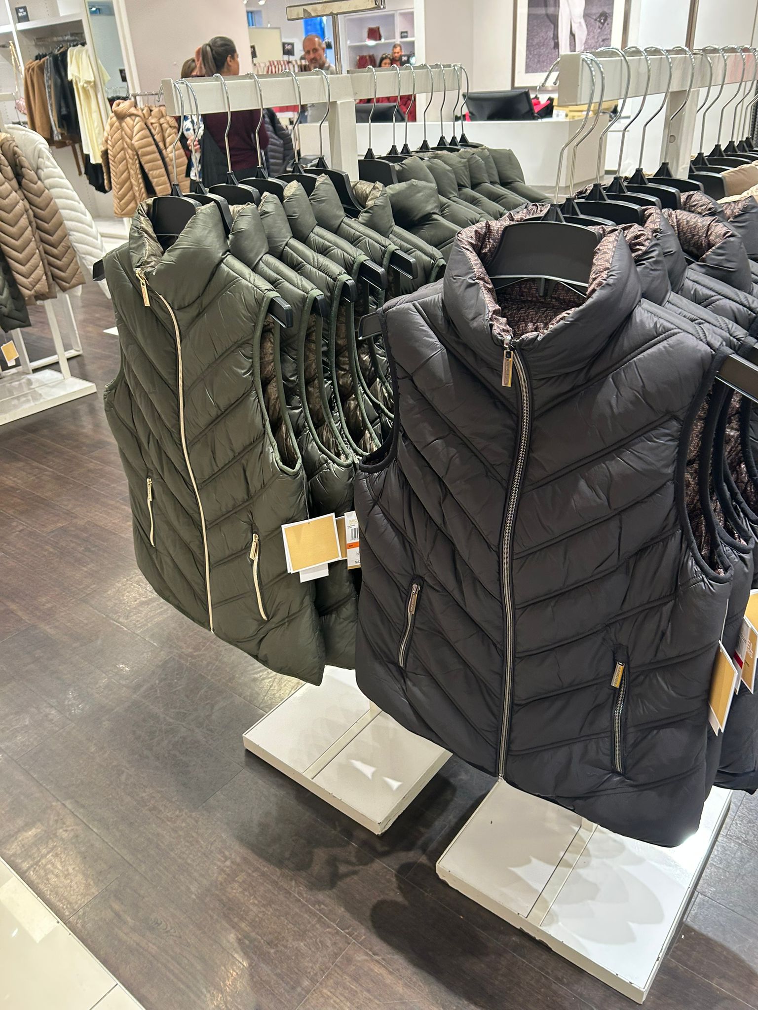 Michael Kors WOMENS'Chevron Quilted Logo Print and Nylon Packable Vest BLACK