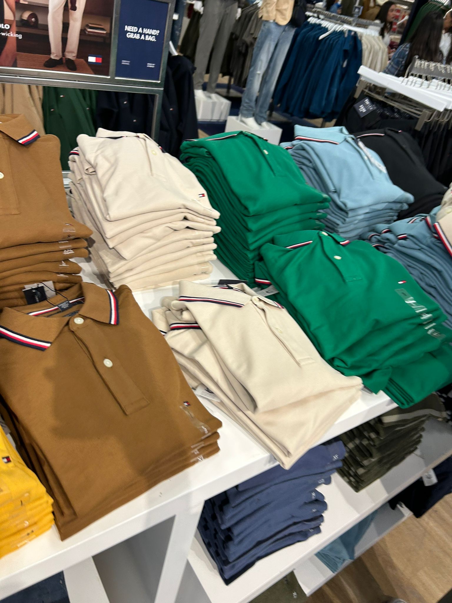 Tommy Mens' Regular Fit Tommy Wicking Polo/ Classic Beige