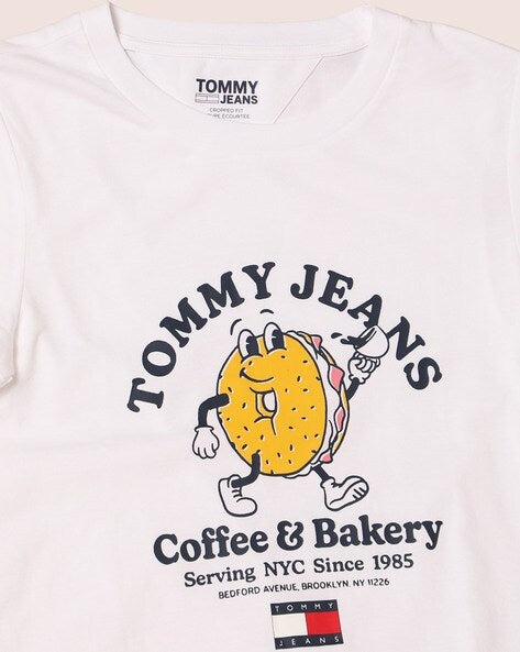 TOMMY JEANS WOMENS' BAGELS CURVE CROPPED COFFEE & BAKERY LOGO T-SHIRT