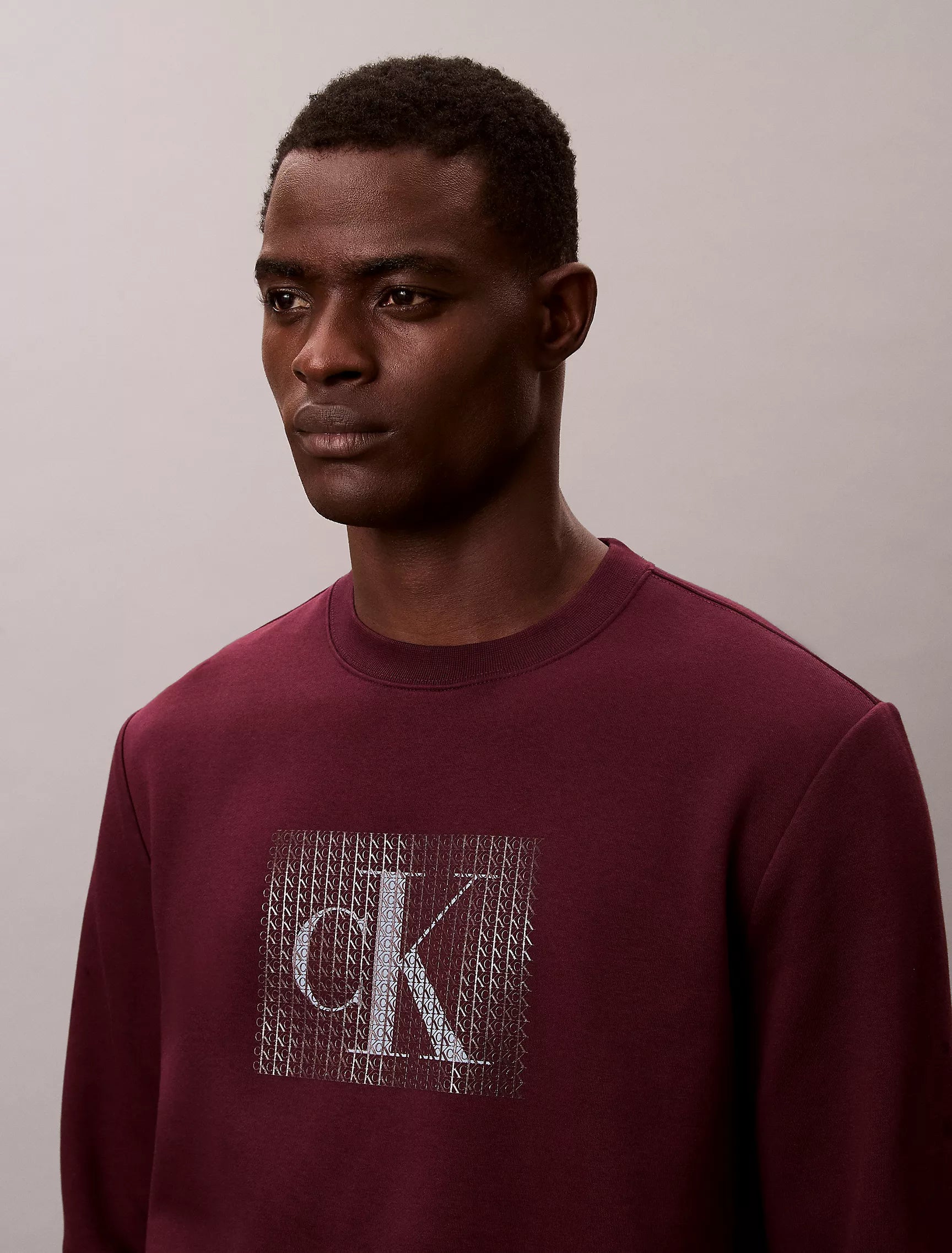 CALVIN KLEIN Mens' Fleece Layered Monogram Graphic Sweatshirt Wine Tasting