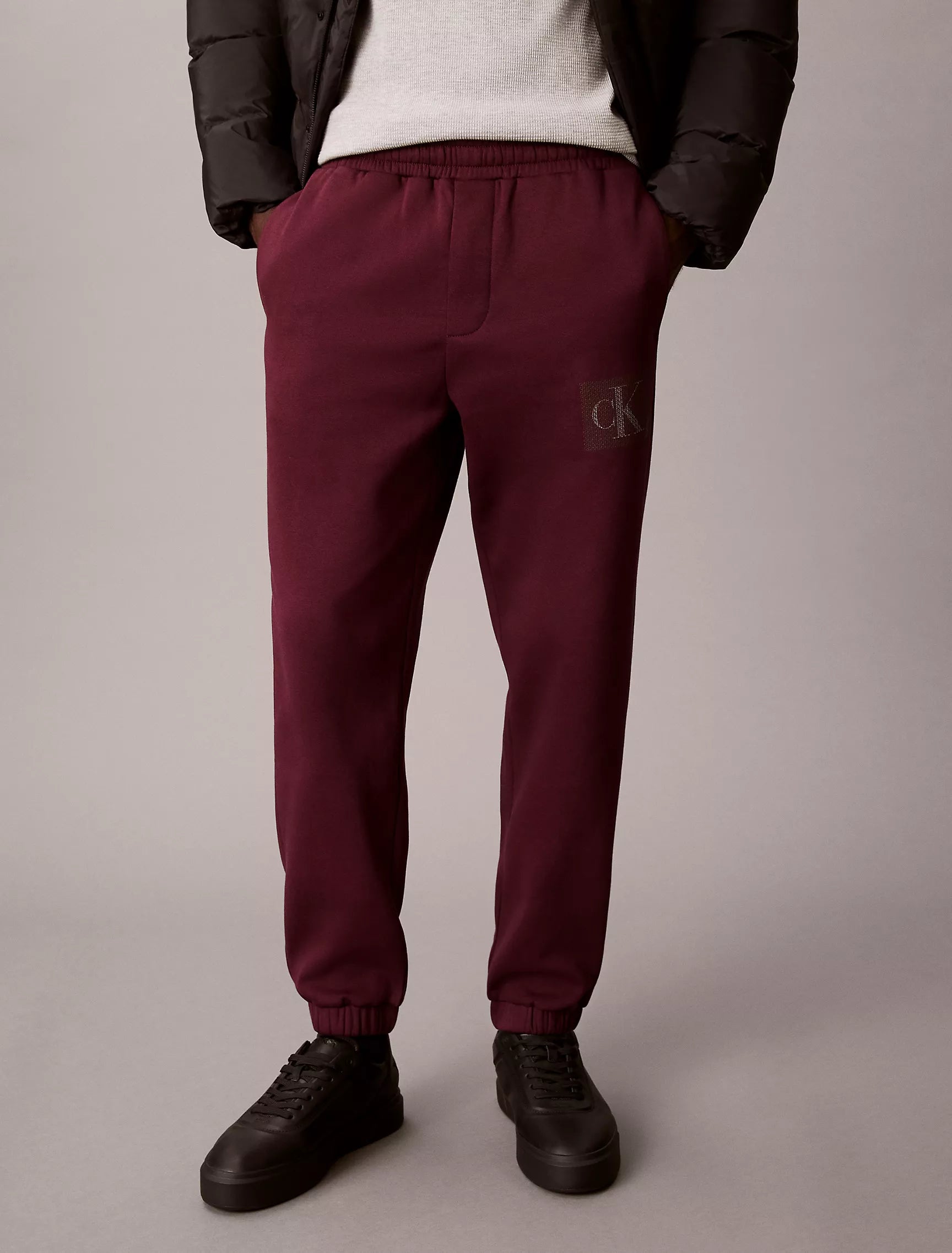 CALVIN KLEIN Mens' Fleece Layered Monogram Graphic Sweatpants Wine Tasting