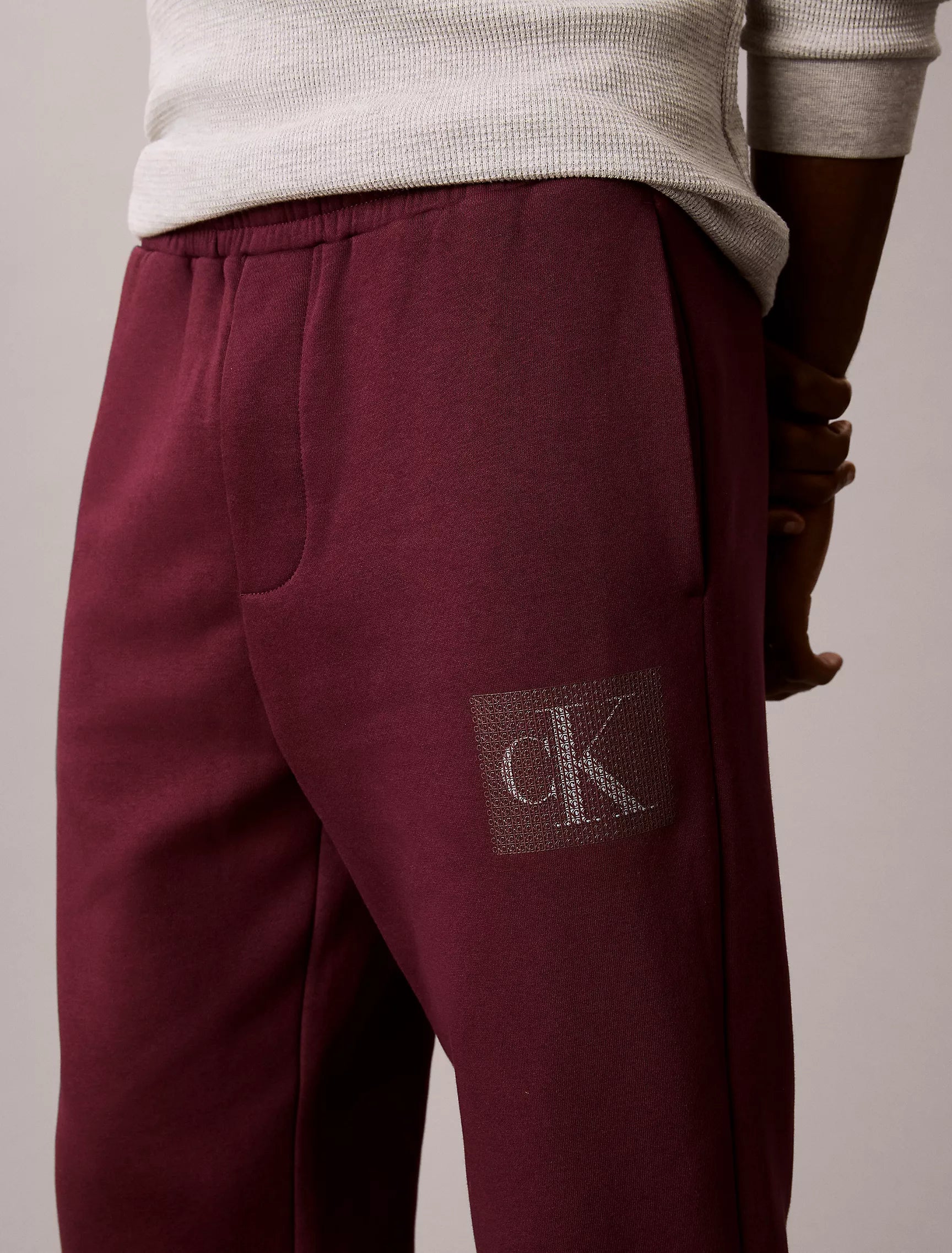 CALVIN KLEIN Mens' Fleece Layered Monogram Graphic Sweatpants Wine Tasting