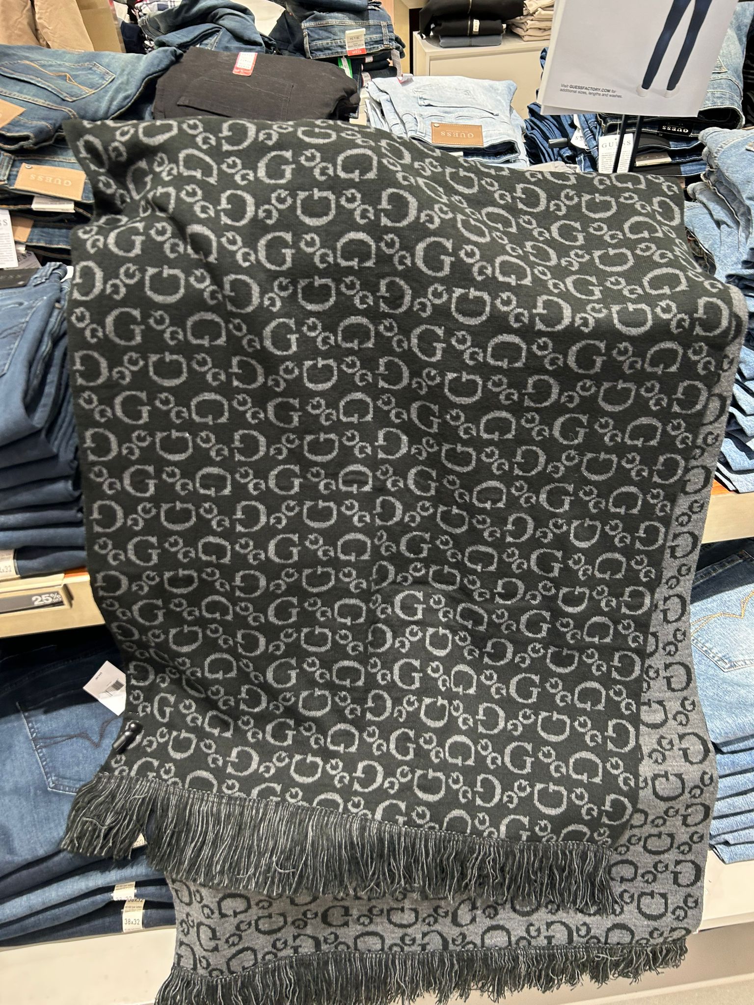 GUESS WOMENS' Reversible G Logo Scarf Black