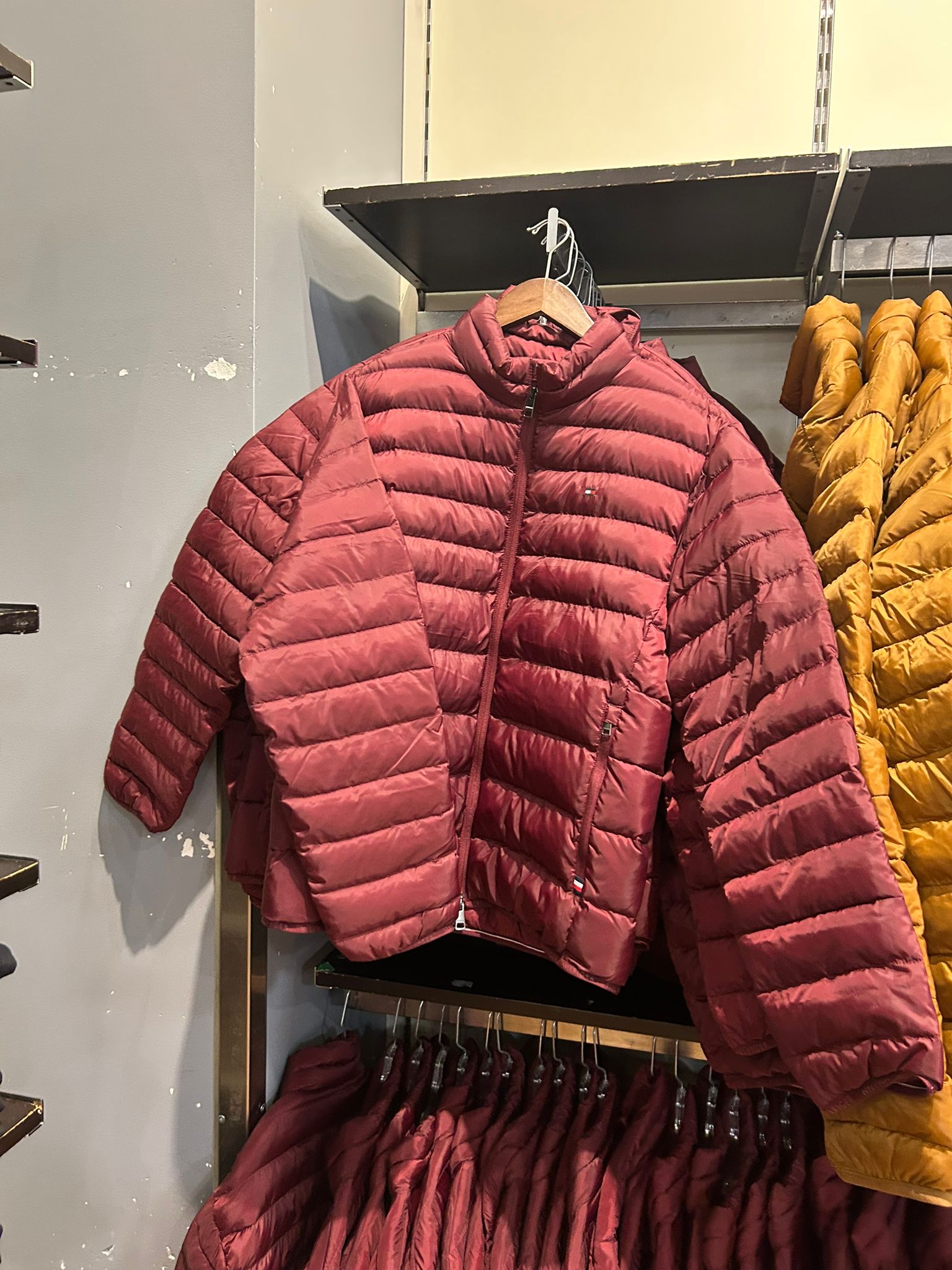 Tommy Mens' Lightweight Packable Jacket Deep Rouge