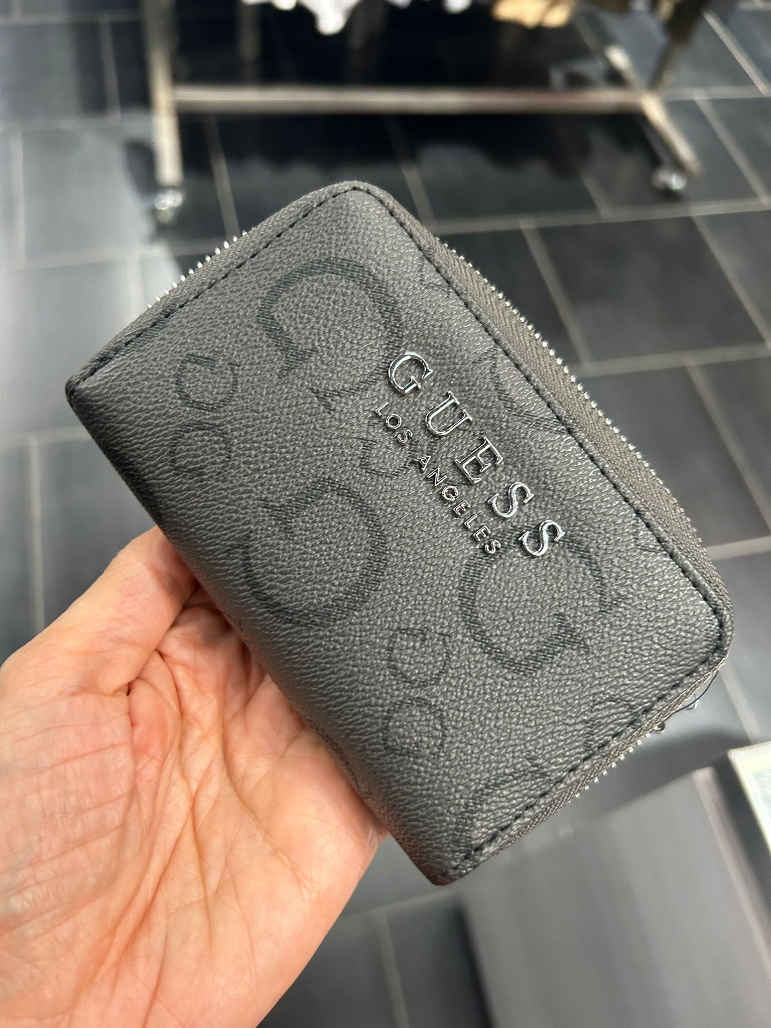 GUESS Womens' Saffron Logo Zip Wallet BLACK
