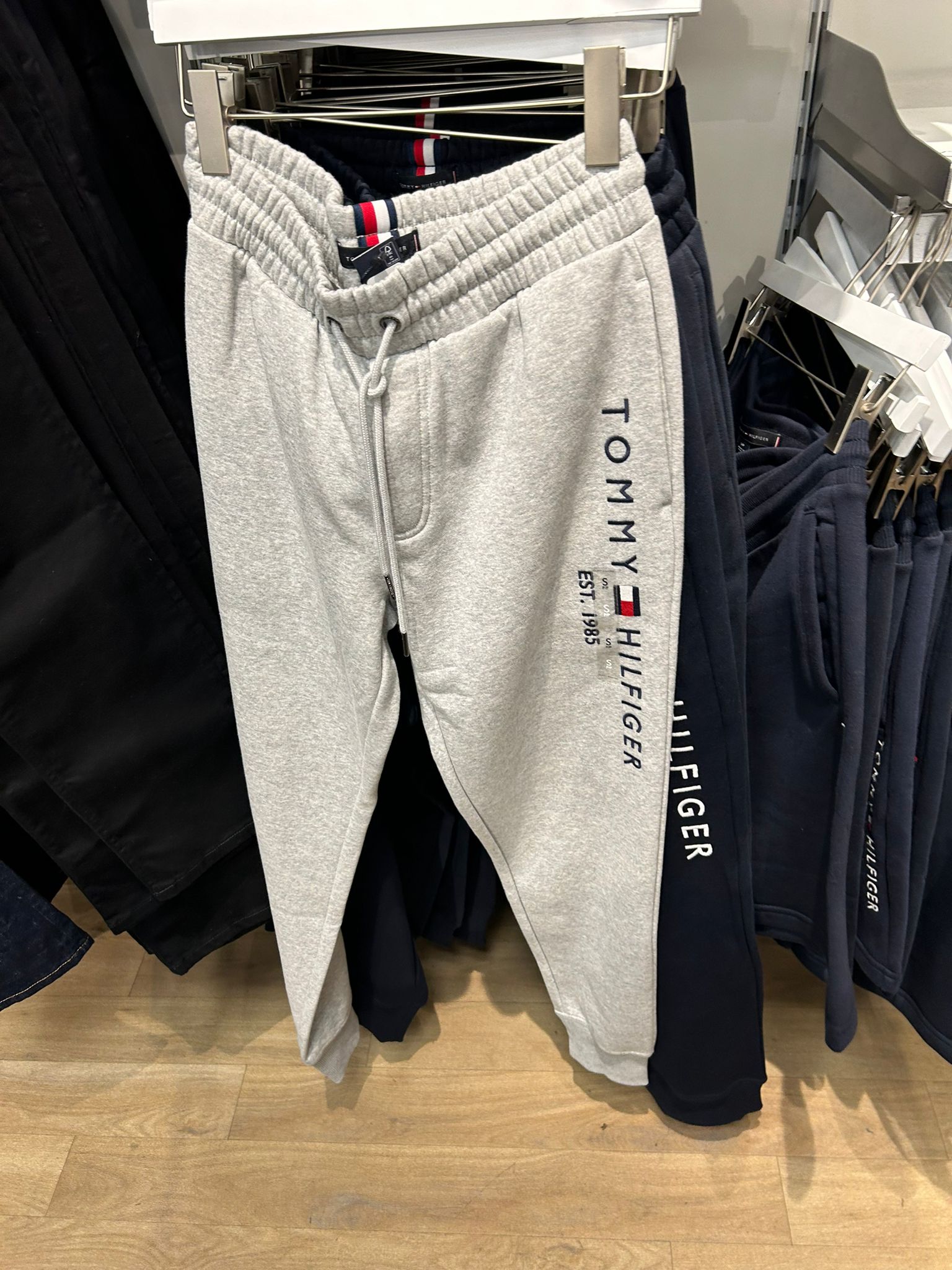 TOMMY HILFIGER Tommy Logo Sweatpant In Grey Heather