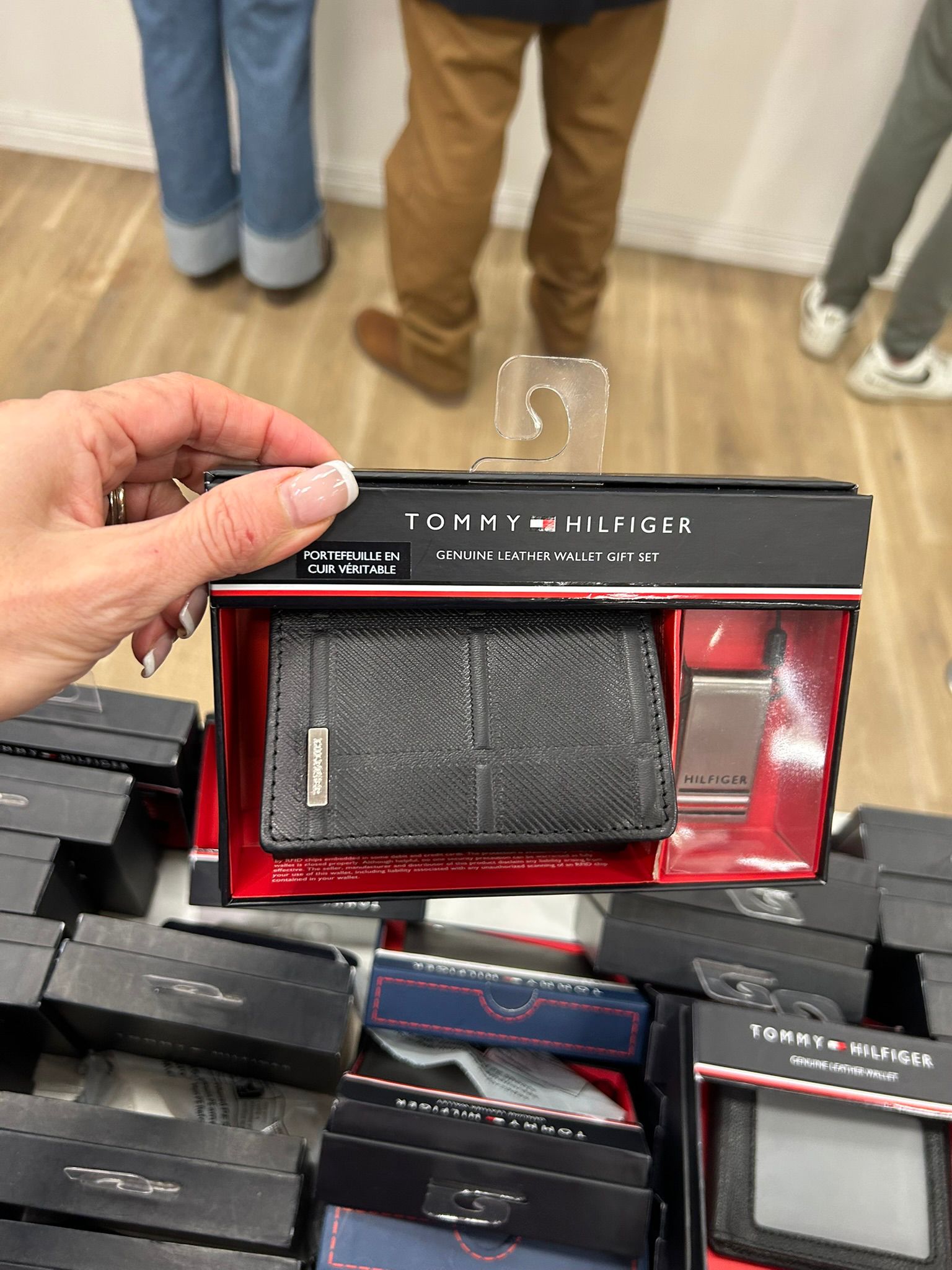 Tommy Mens' Embossed Leather ID Case Bifold Wallet BLACK