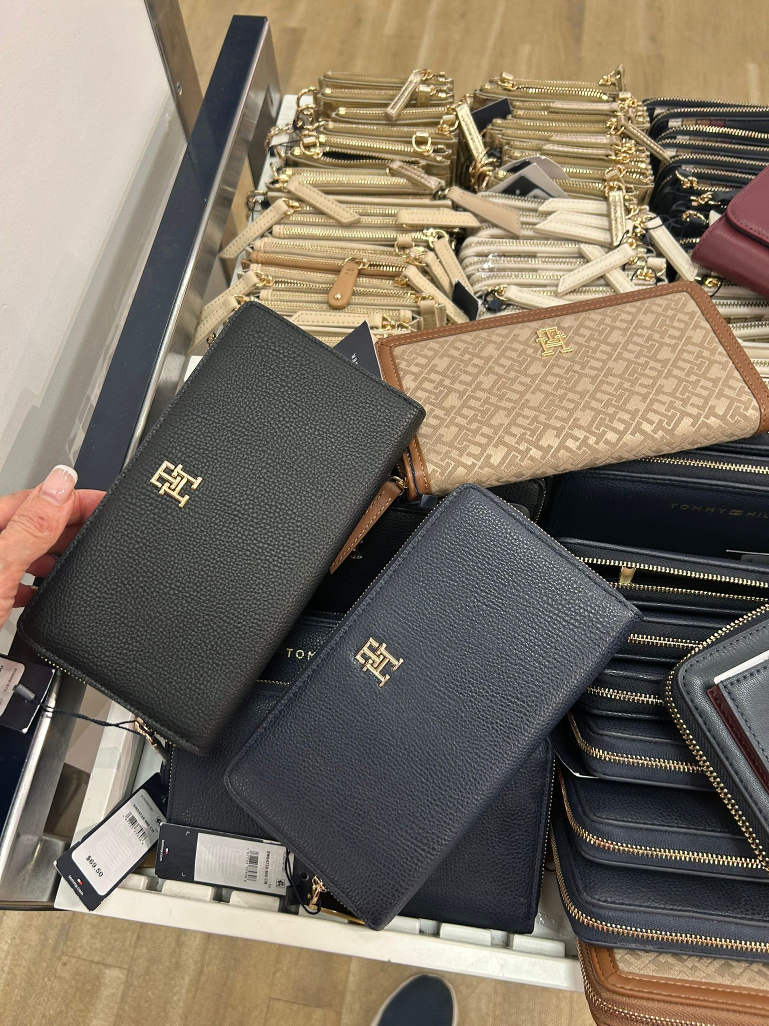 Women's Tommy Monogram Zip Wallet BLACK