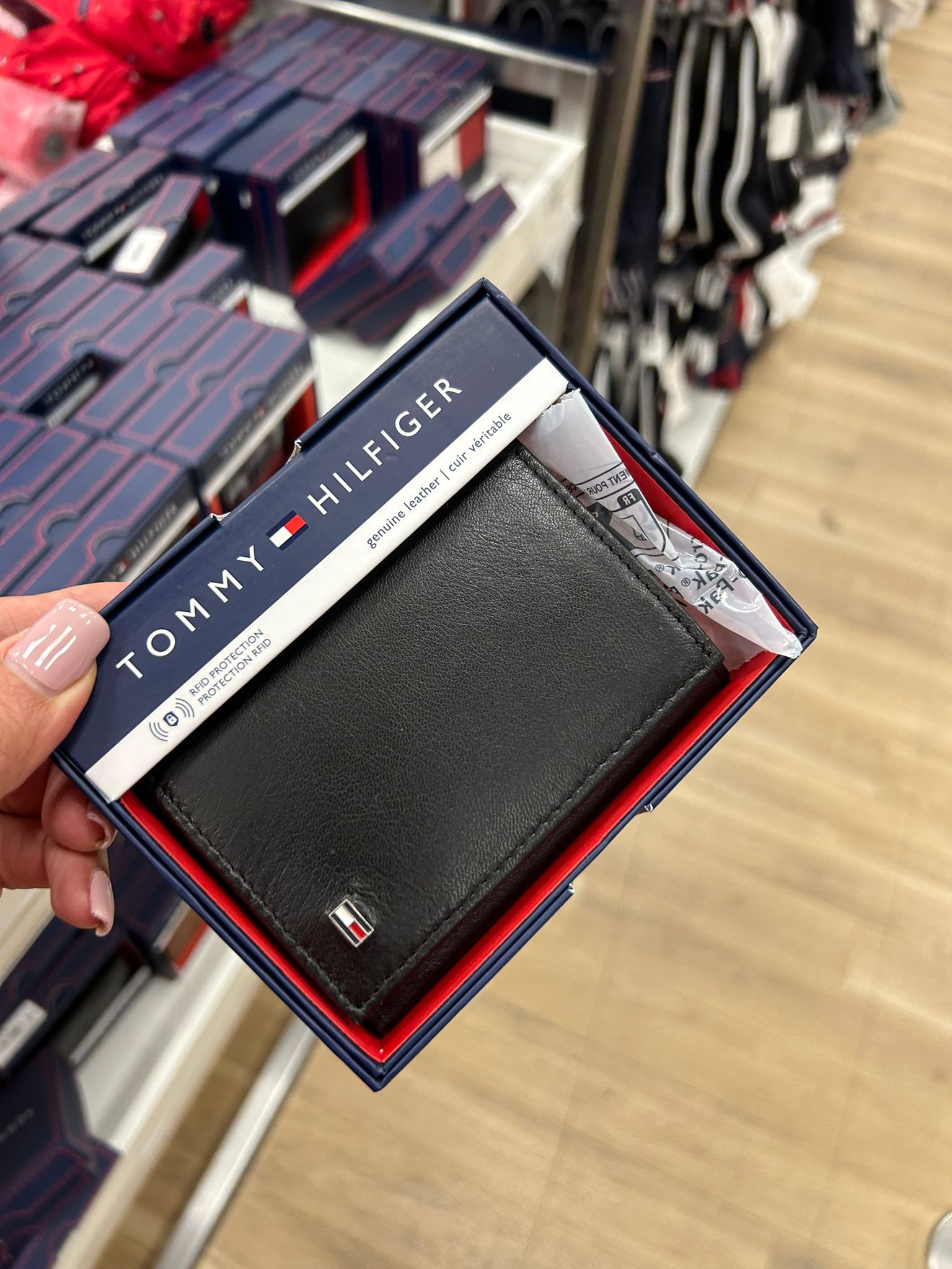 Tommy Hilfiger Men's Trifold Black Leather RFID Wallet & Valet Passcase/ black