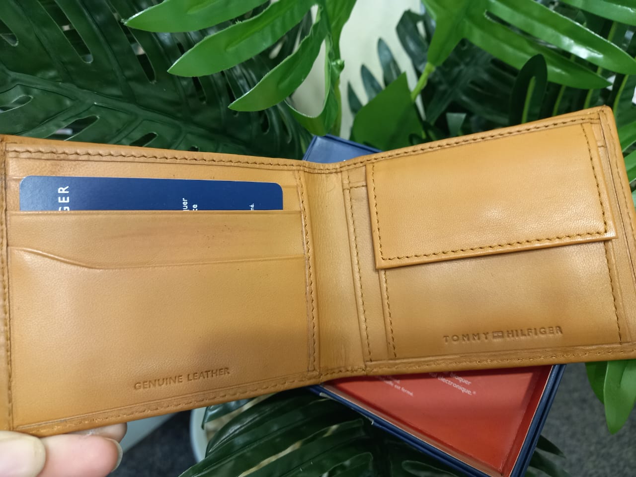 Tommy Hilfiger Men's Bifold Tan Leather RFID Wallet Valet Passcase