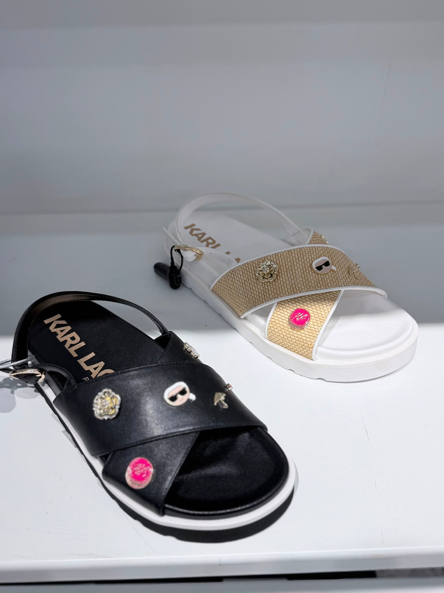 KARL LAGERFELD WOMEN' SHARLAN RAFFIA PIN PLATFORM SLIDE SANDAL-Natural/Brt Wht