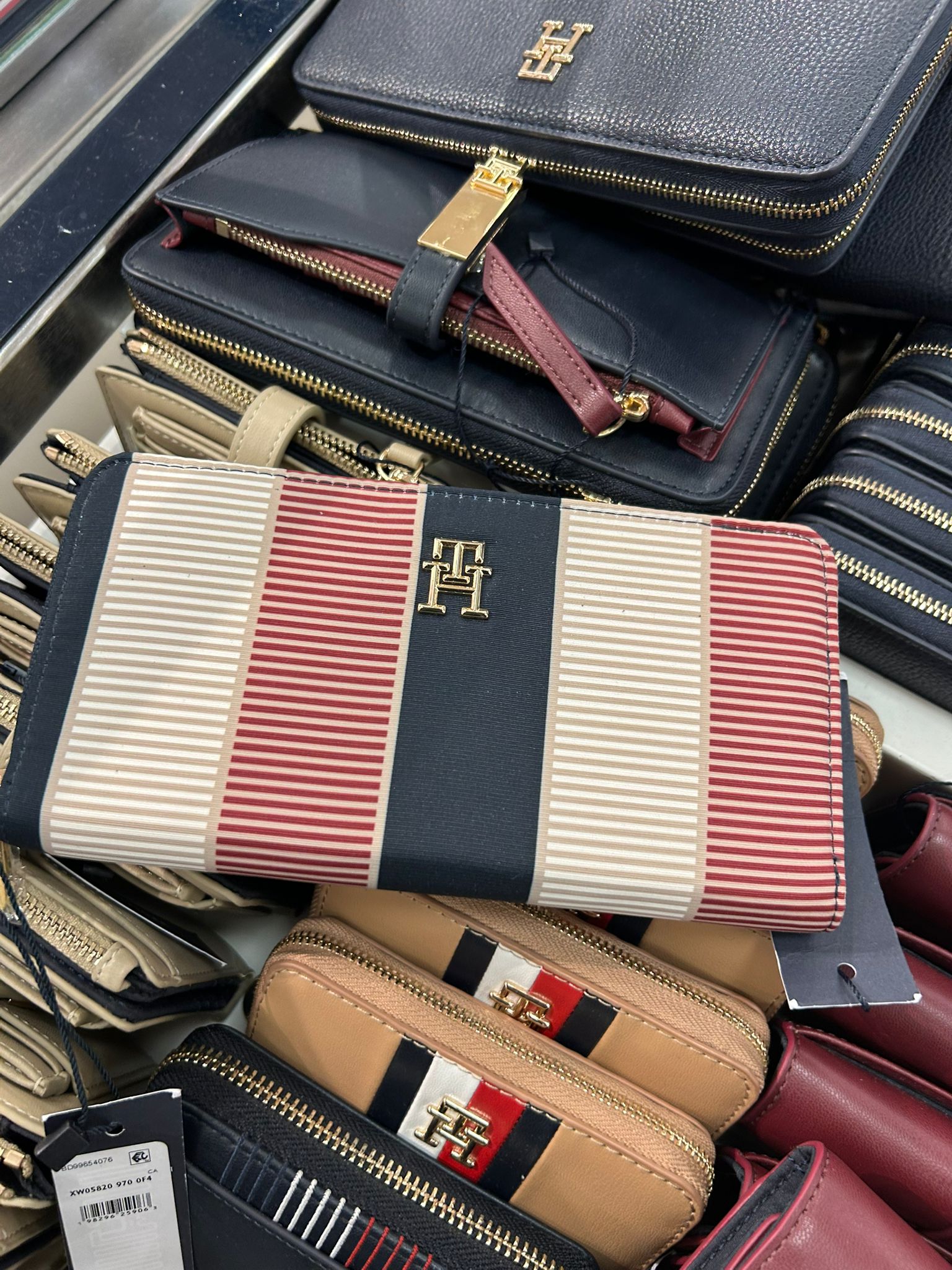 WOMENS' Tommy Hilfiger Signature Zip-Around Wallet