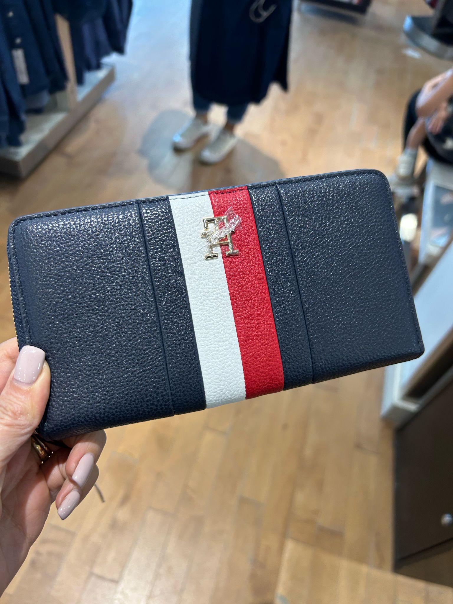 Womens' Tommy Signature Stripe Zip Wallet