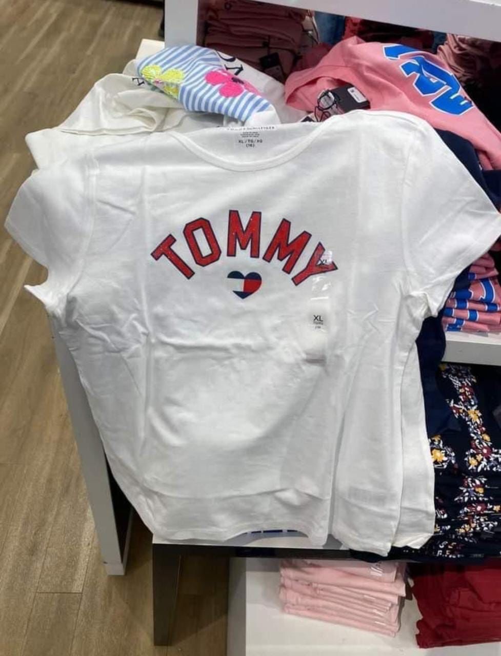 TOMMY HILFIGER GIRLS' HEART GIRL T-SHIRT
