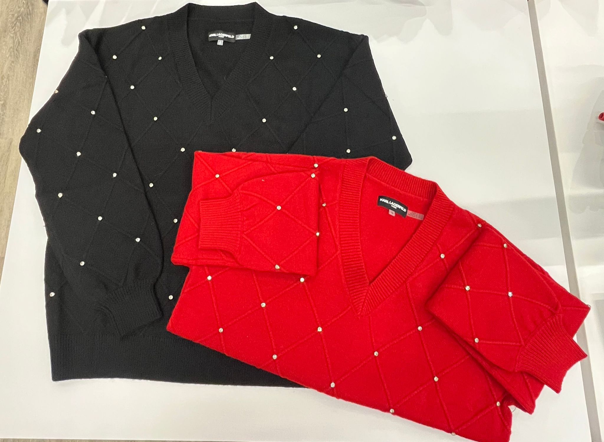 Karl Lagerfeld Paris Women's PEARL V-NECK SWEATER Black