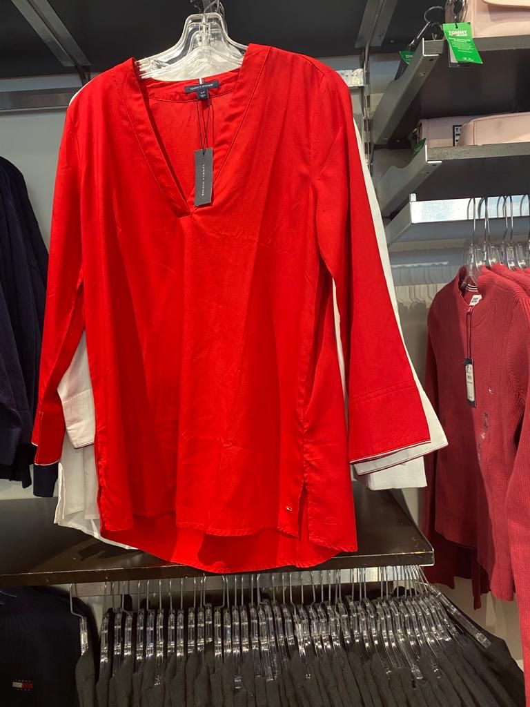 Women's Tommy Hilfiger Relaxed Fit V-Neck Blouse / RED