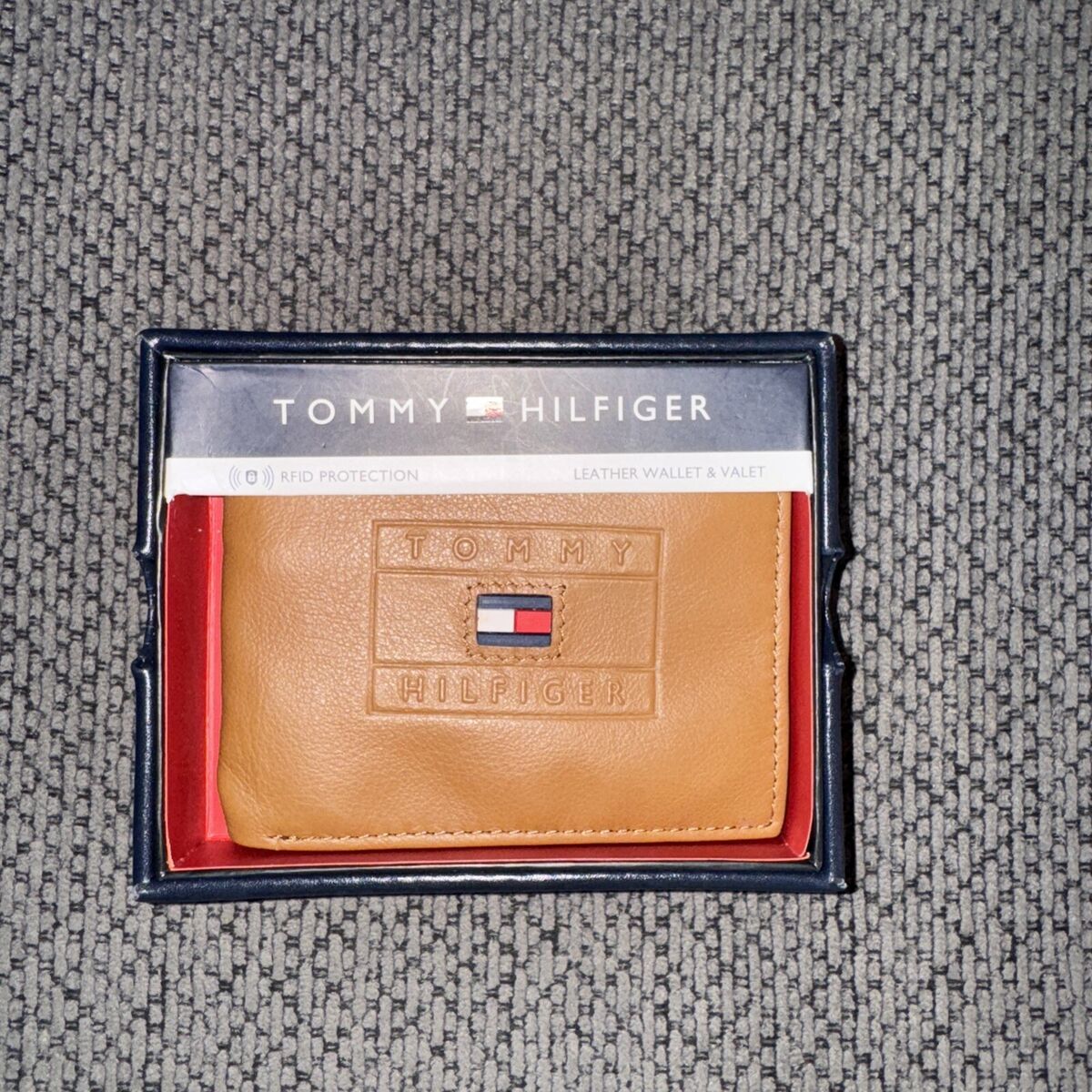 Tommy Hilfiger Men's Bifold Tan Leather RFID Wallet Valet Passcase