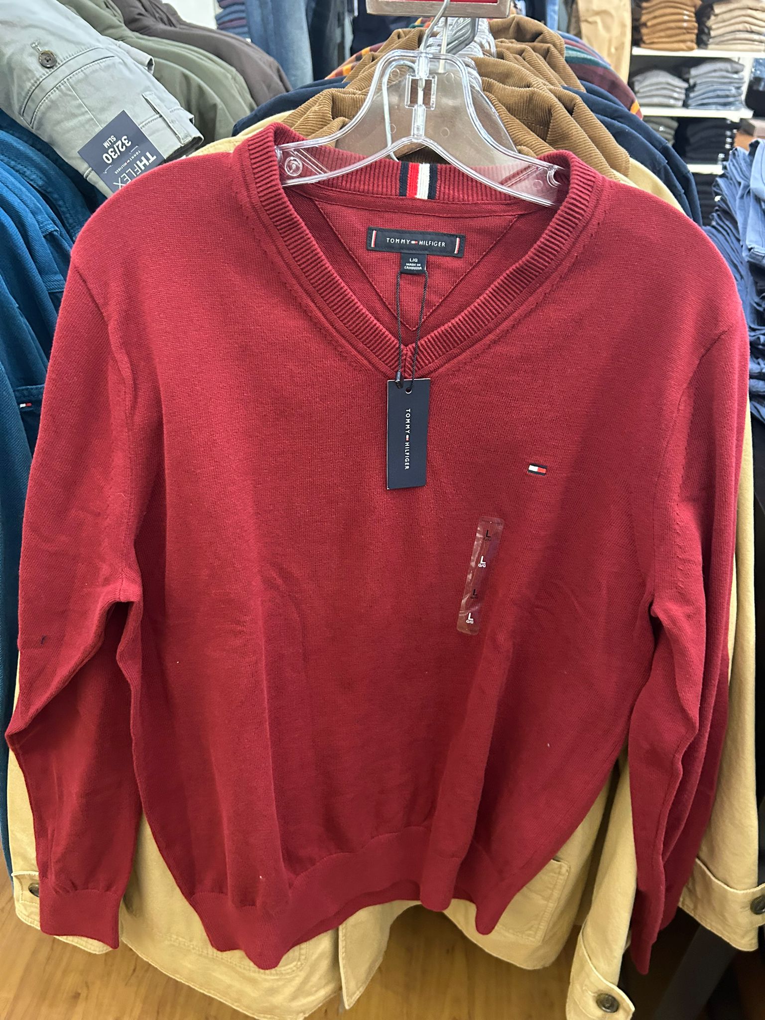 Tommy MENS' Solid Logo V-Neck Sweater Rouge