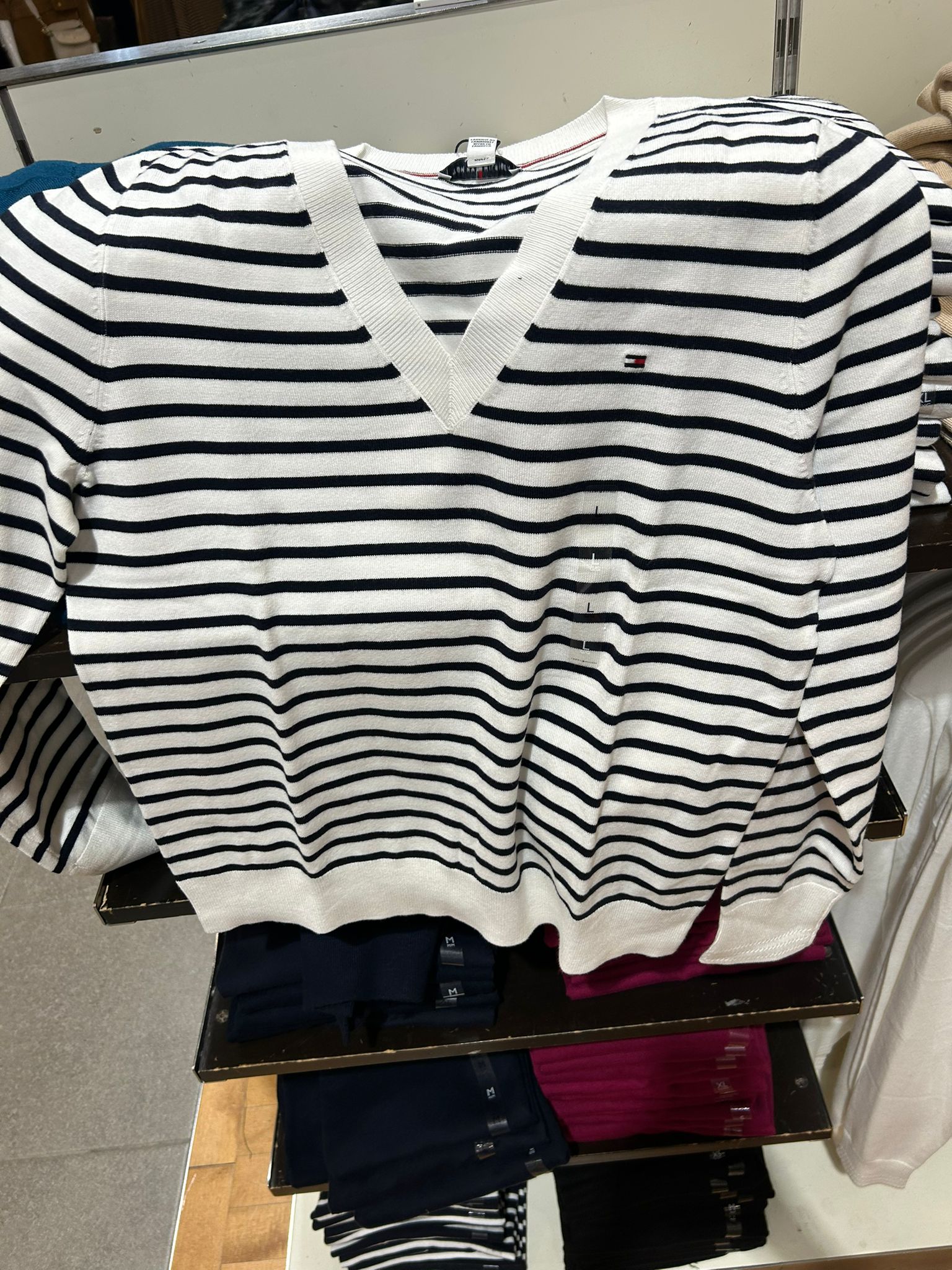 Tommy WOMENS' Stripe V-Neck Sweater Ecru Stripe
