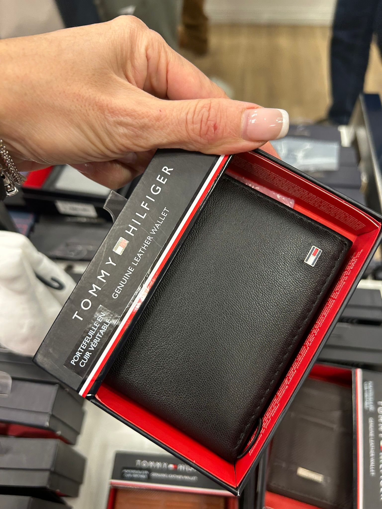 Tommy Hilfiger Men's Logo Embossed Leather Bifol Passcase Wallet BLACK