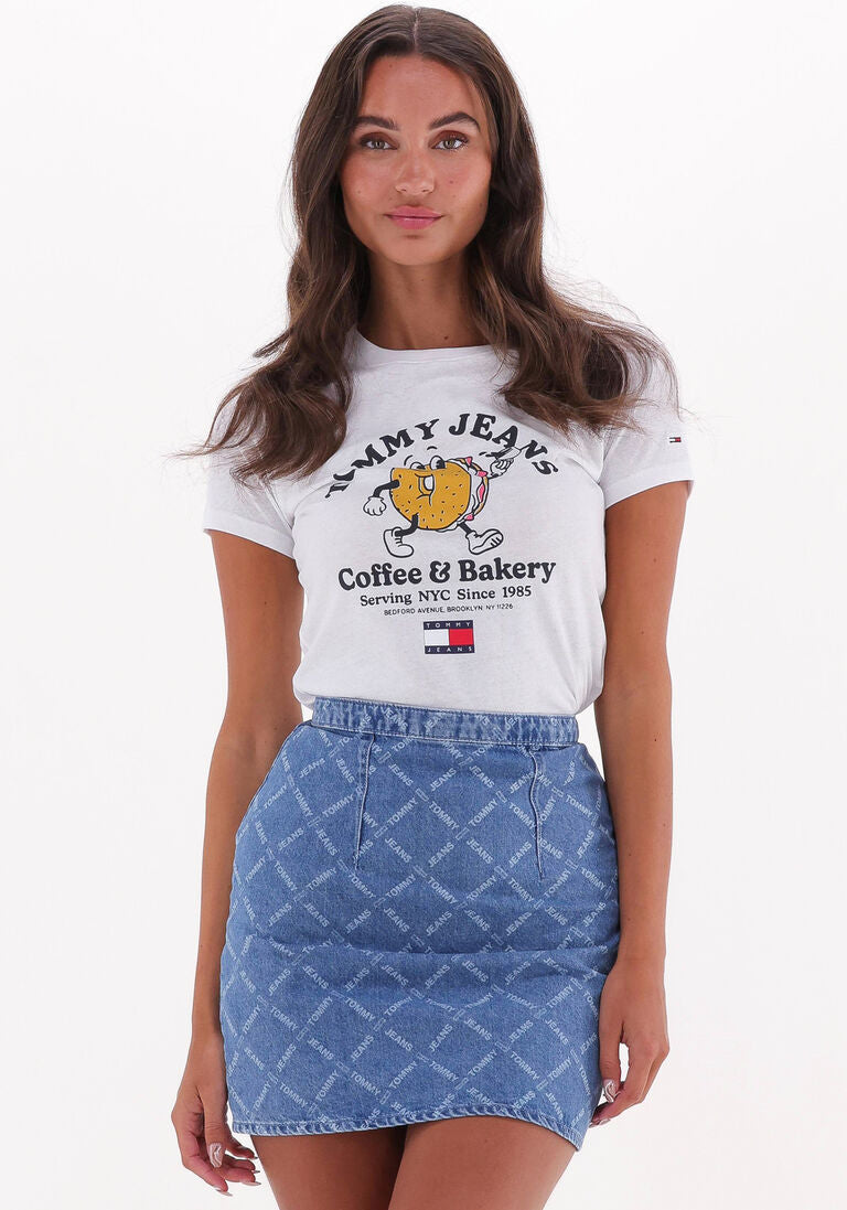 TOMMY JEANS WOMENS' BAGELS CURVE CROPPED COFFEE & BAKERY LOGO T-SHIRT