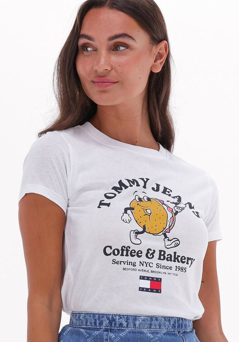 TOMMY JEANS WOMENS' BAGELS CURVE CROPPED COFFEE & BAKERY LOGO T-SHIRT