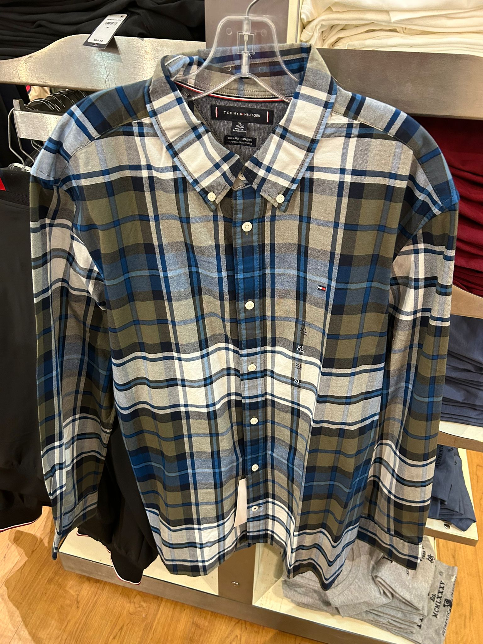 Tommy Hilfiger Men's Long Sleeve Casual Button Down Shirt in Regular Fit