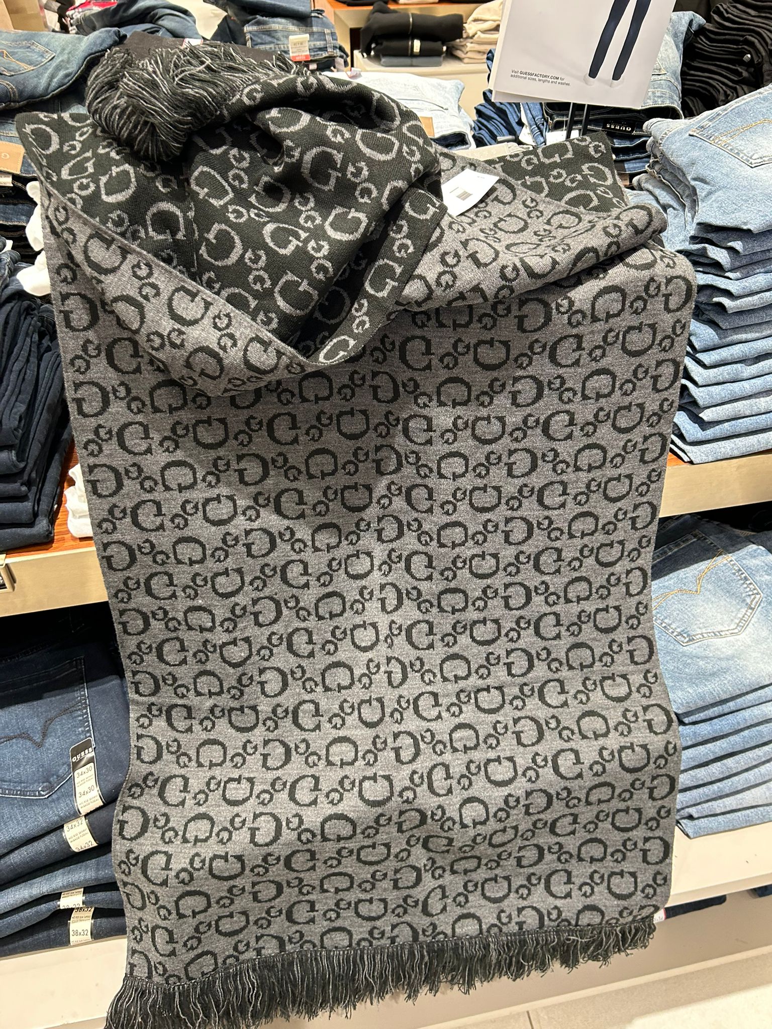 GUESS WOMENS' Reversible G Logo Scarf Black
