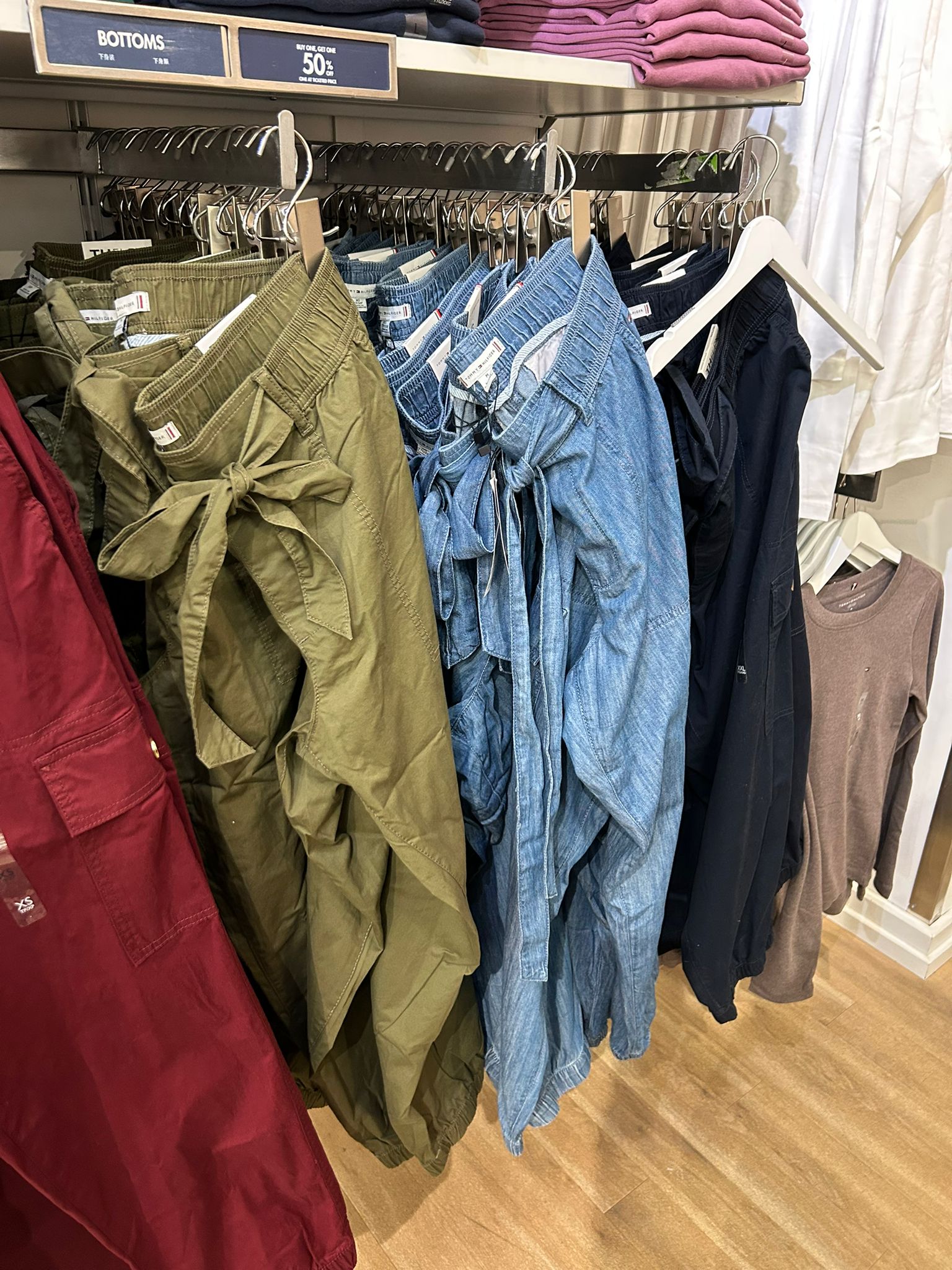 Tommy Womens' Belted Cargo Jogger/ Light Wash Chambray