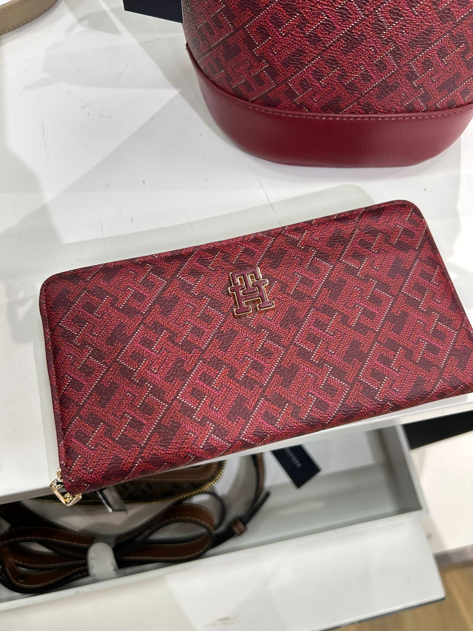 WOMENS' Tommy Hilfiger Jacquard Monogram Logo Large Zip Wallet