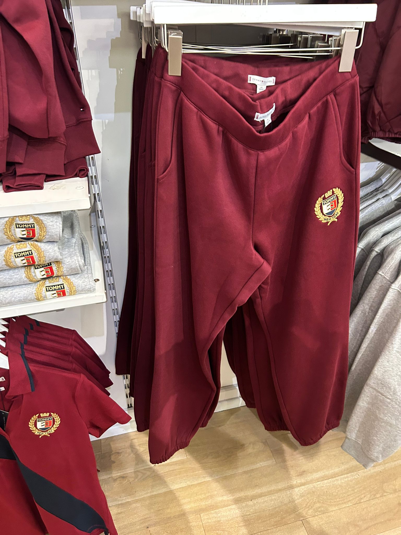 Tommy Womens' Crest Logo Fleece Sweatpant Burgundy