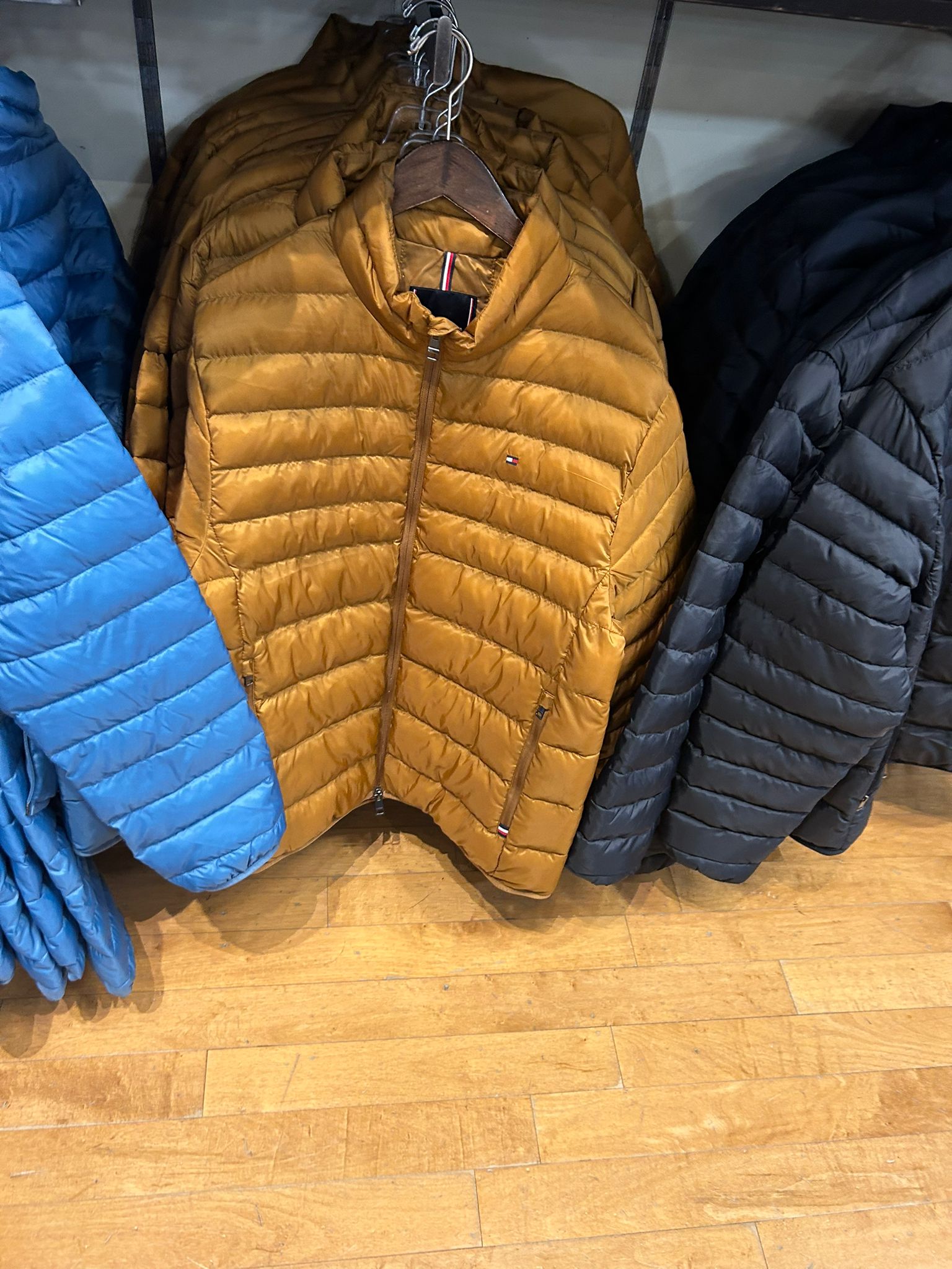 Tommy Mens' Lightweight Packable Jacket Country Brown