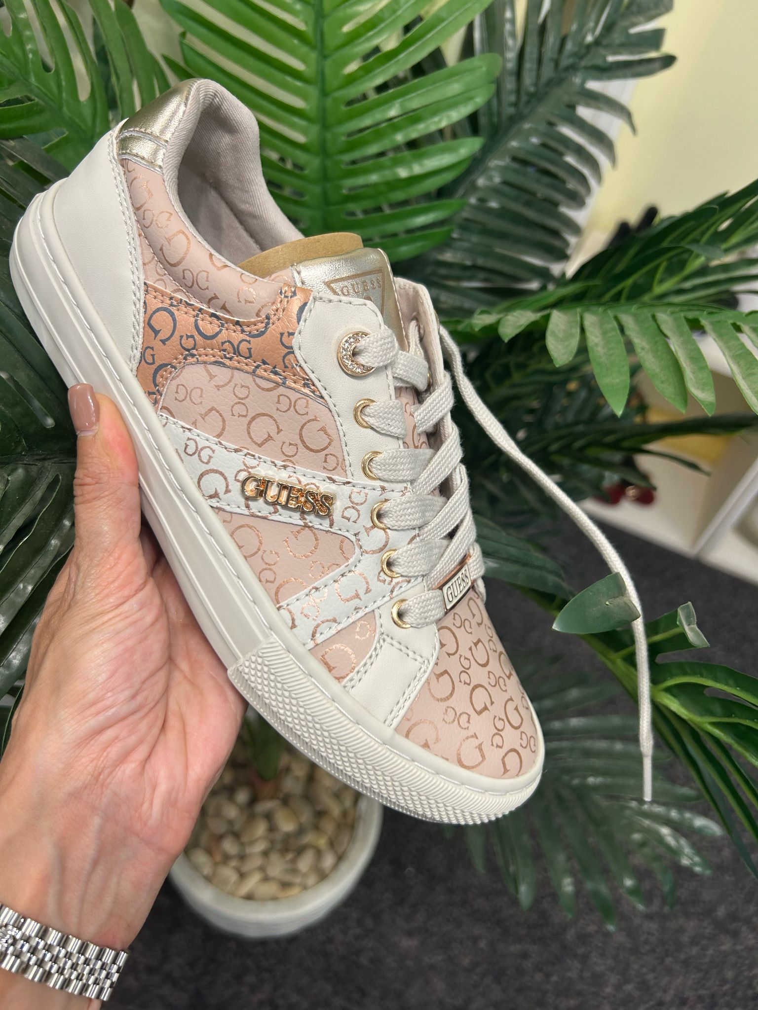 Womens' GUESS Mines Low-Top Sneakers
