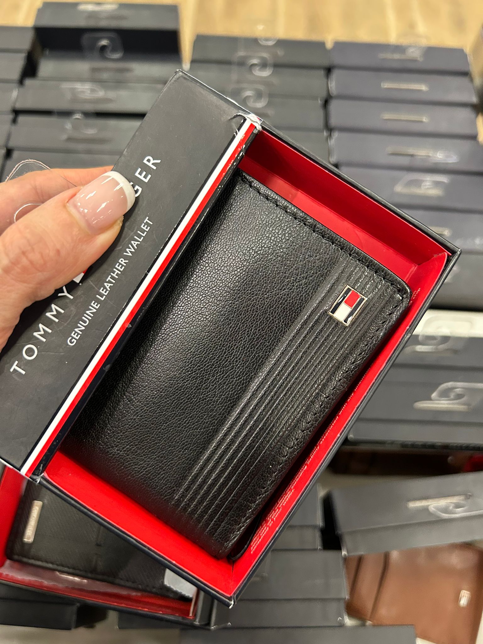 Tommy Hilfiger Men's Pebbled Leather Bifold Wallet black