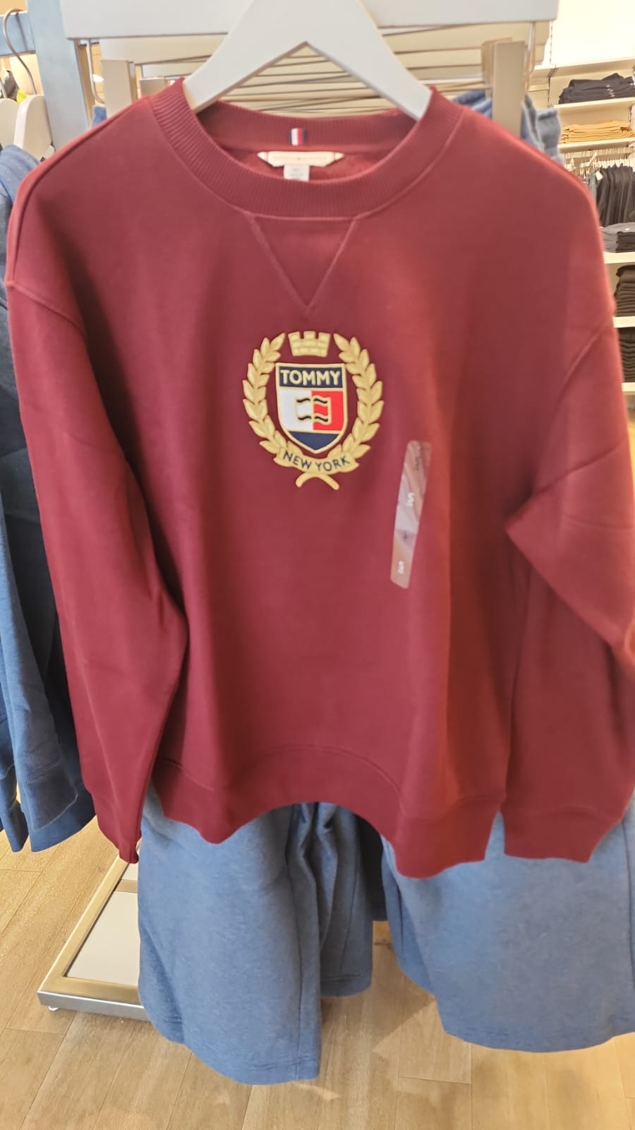 Womens' Tommy Crest Logo Fleece Sweatshirt/ Burgundy