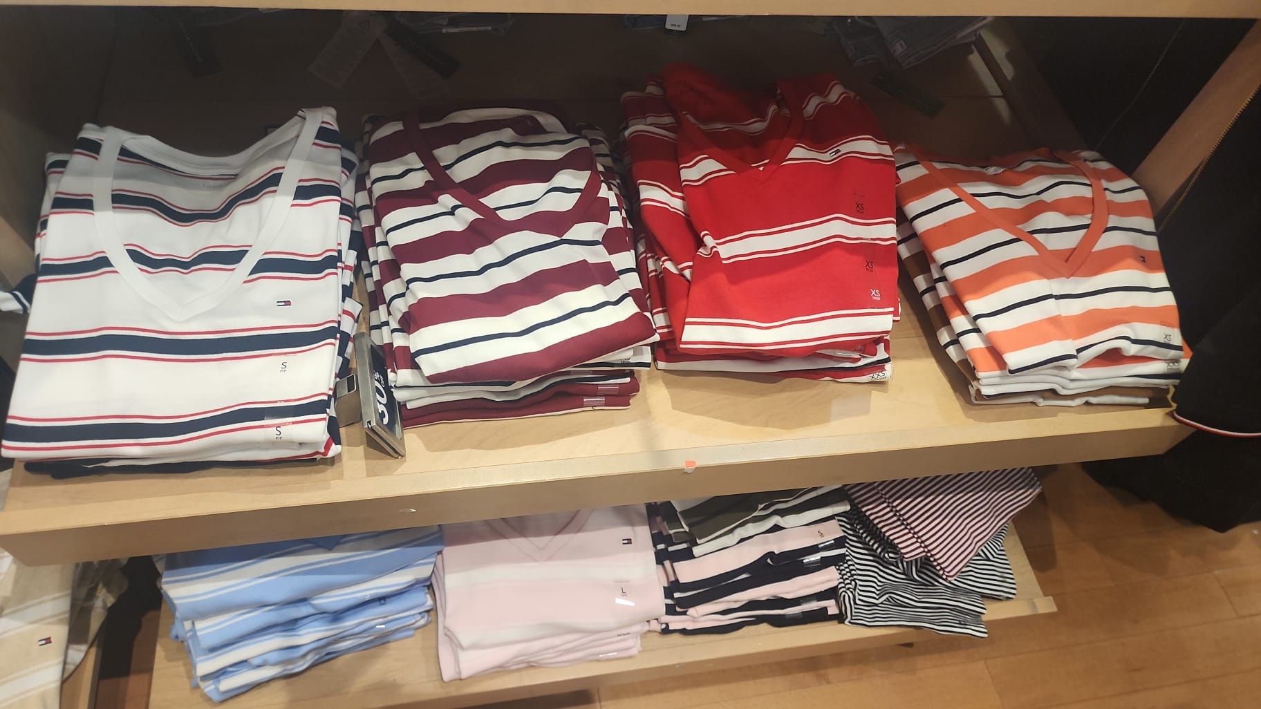 WOMENS' TOMMY V-Neck Stripe Favorite T-Shirt/ Primary Red Stripe