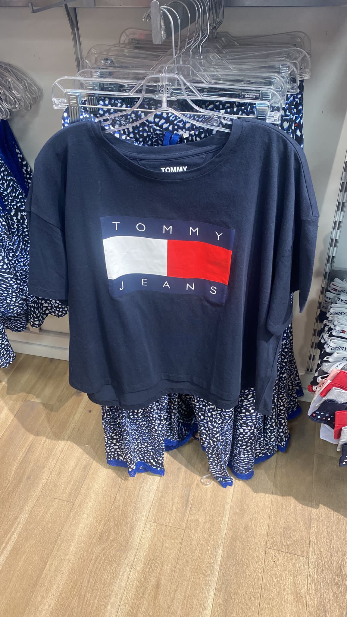 Tommy Women Flag Badge Boxy Fit T-Shirt/ NAVY