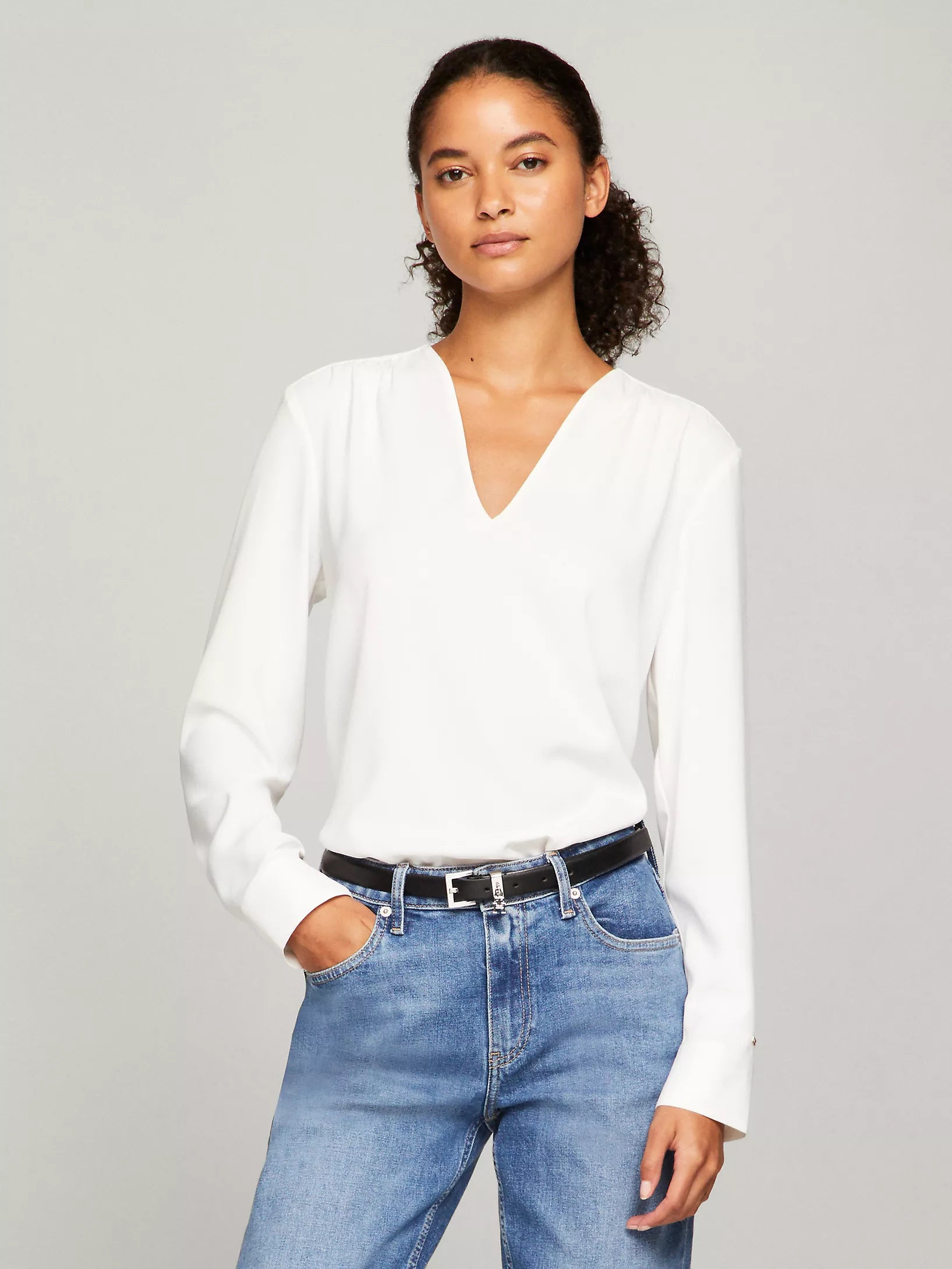 Tommy Hilfiger Women's V-Neck Relaxed Fit Top / WHITE