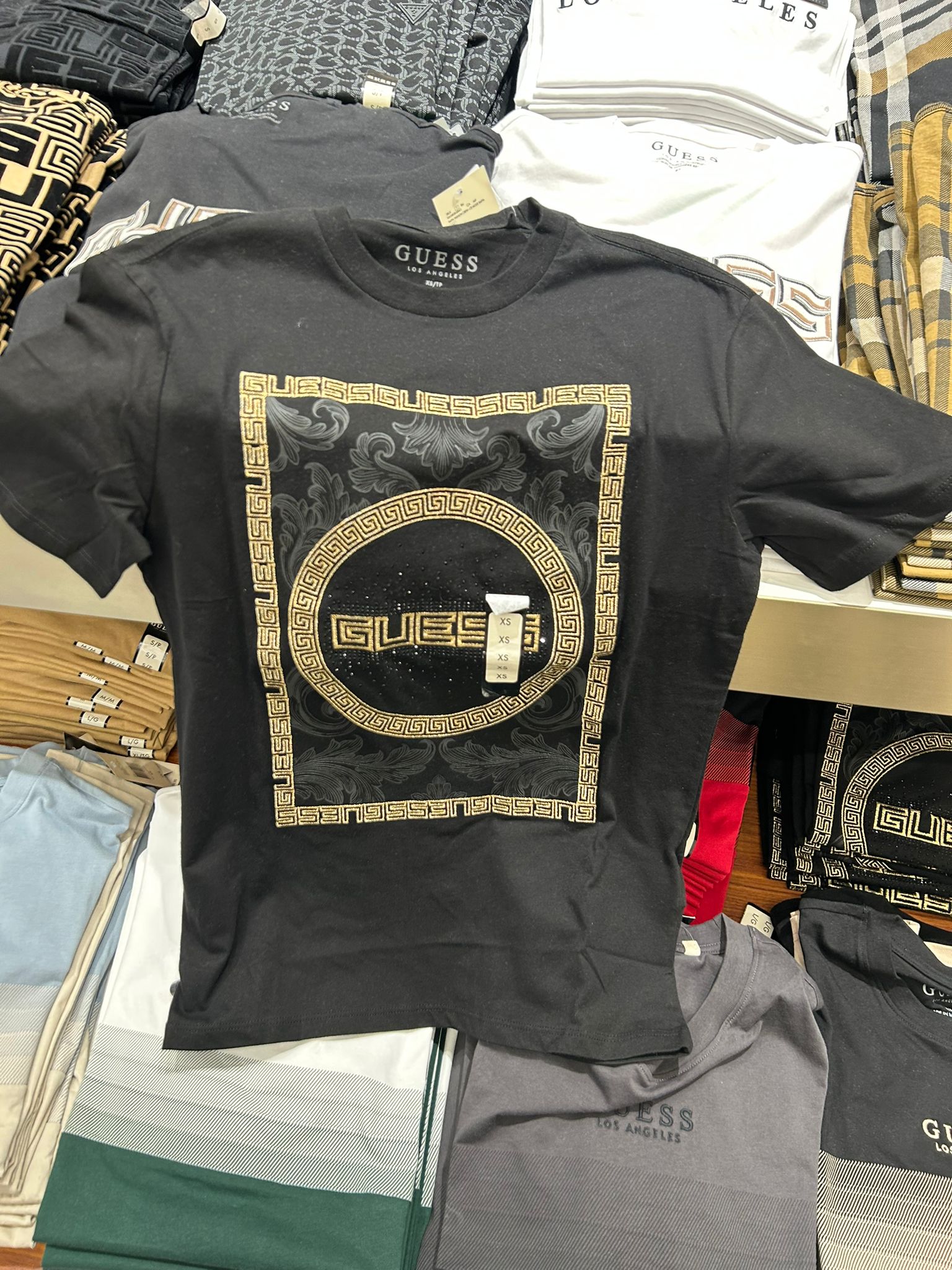 Guess gold-tone graphic logo T-shirt-Black
