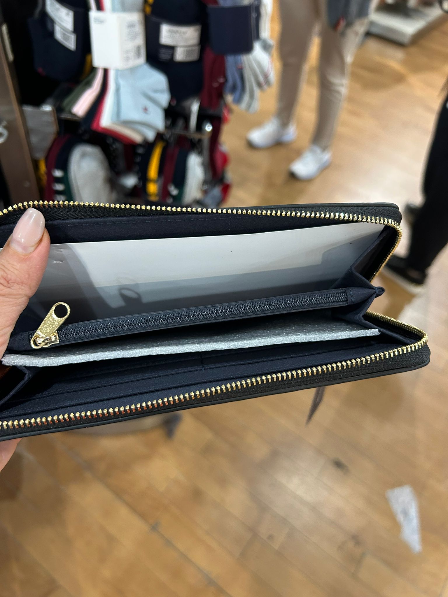 Tommy WOMENS' Signature Stripe Zip Wallet