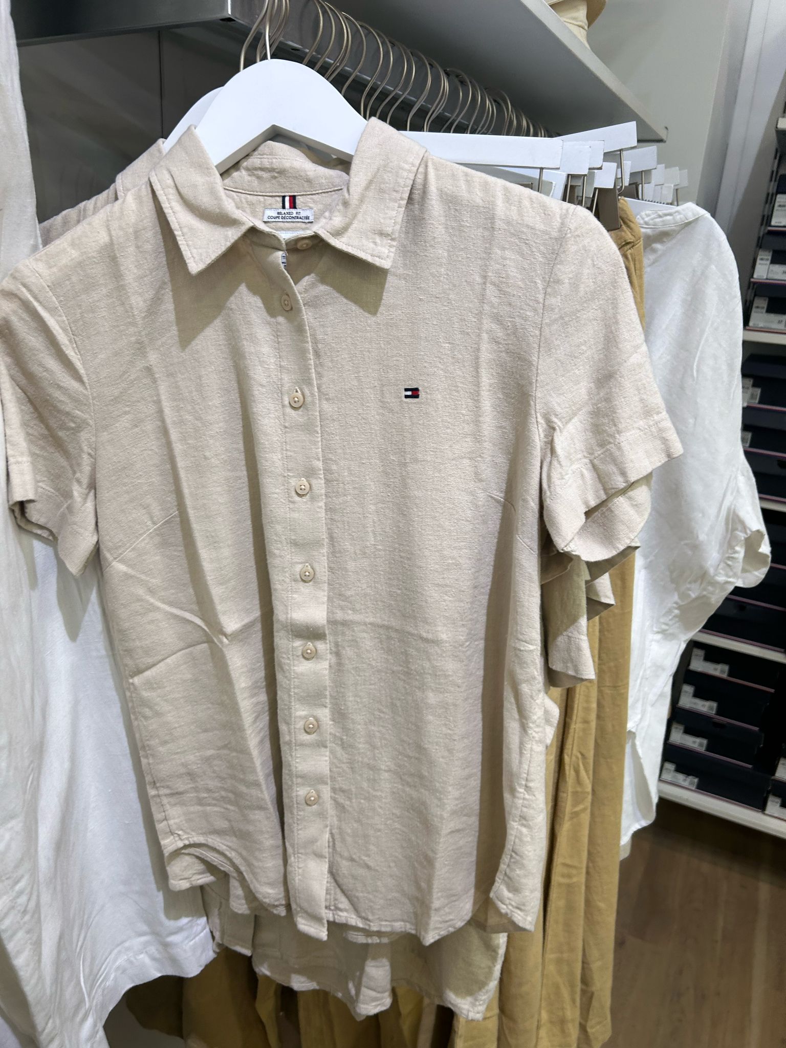 Tommy Womens' Short-Sleeve Linen-Blend Shirt / beige