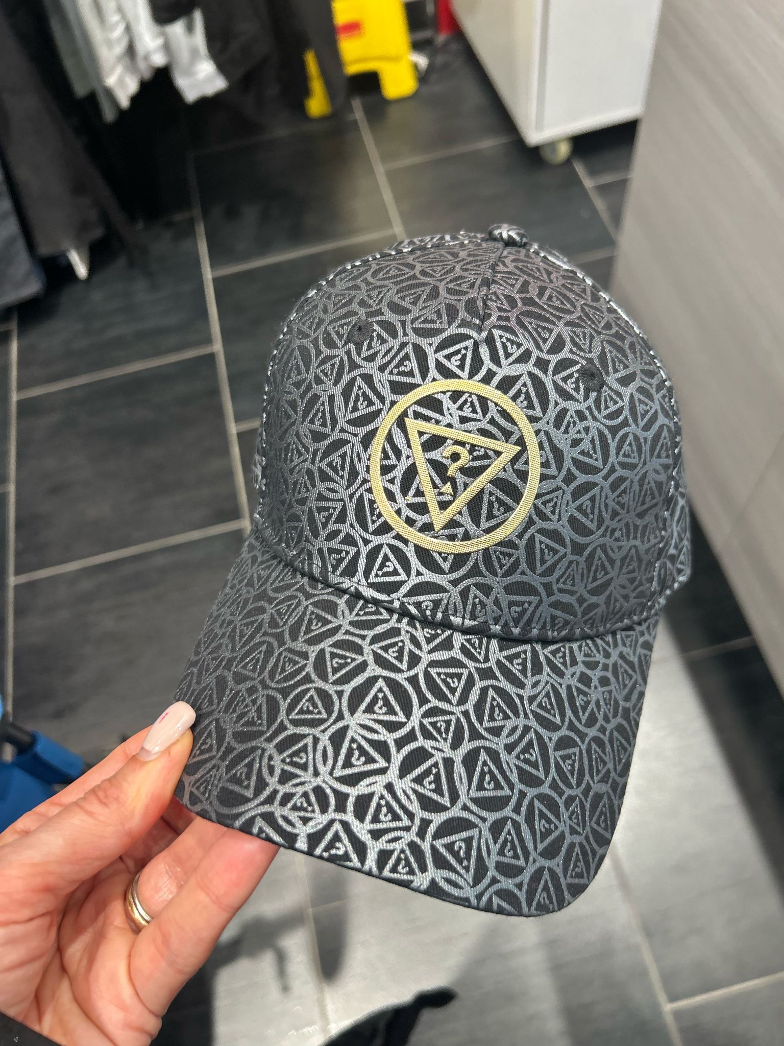 WOMEN'S CANVAS GUESS BLACK SILVER METALIC GUESS LOGO BASEBALL HAT CAP