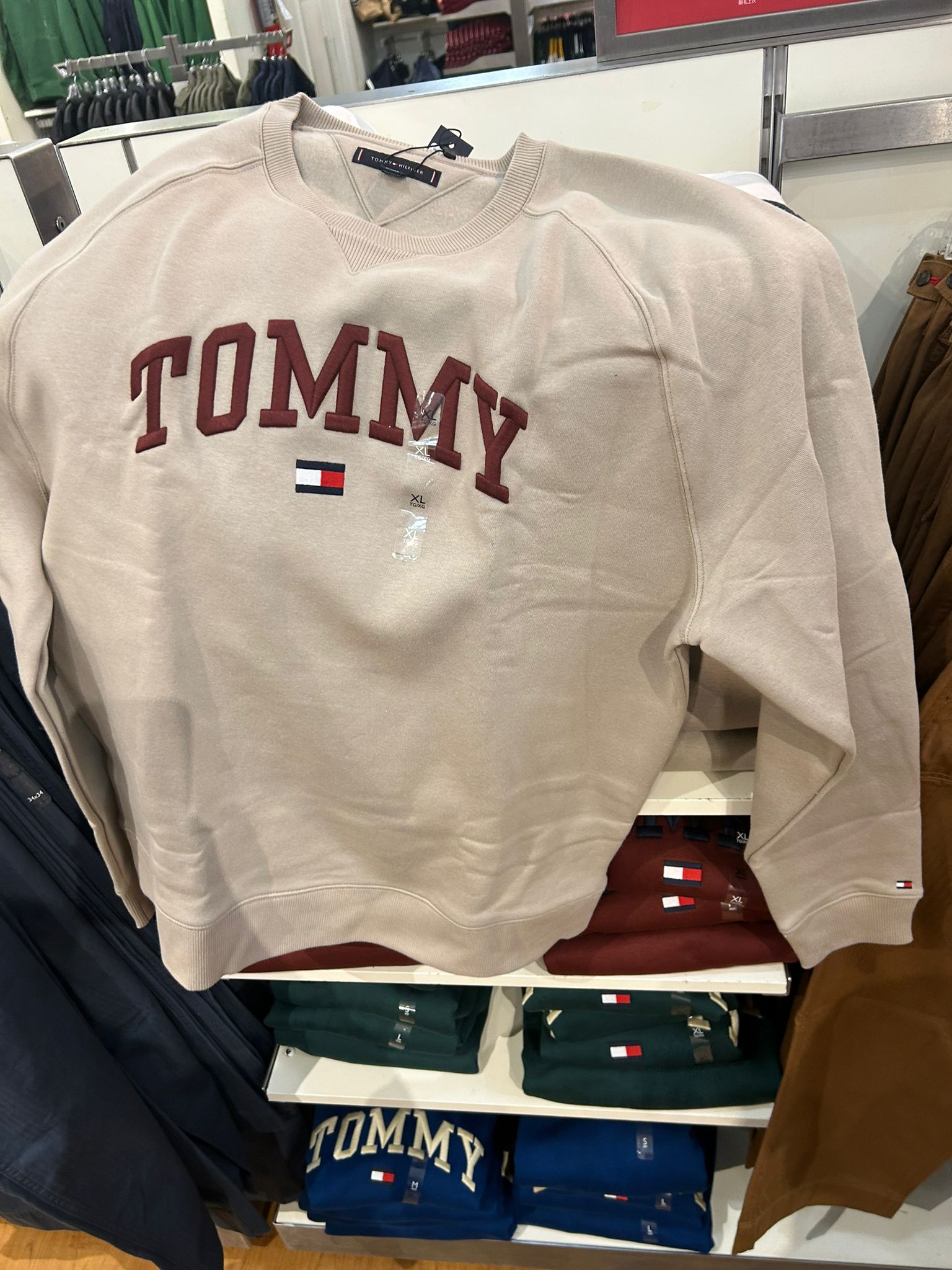 Tommy Hilfiger MENS' Varsity Tommy Logo Fleece Sweatshirt ٍStone