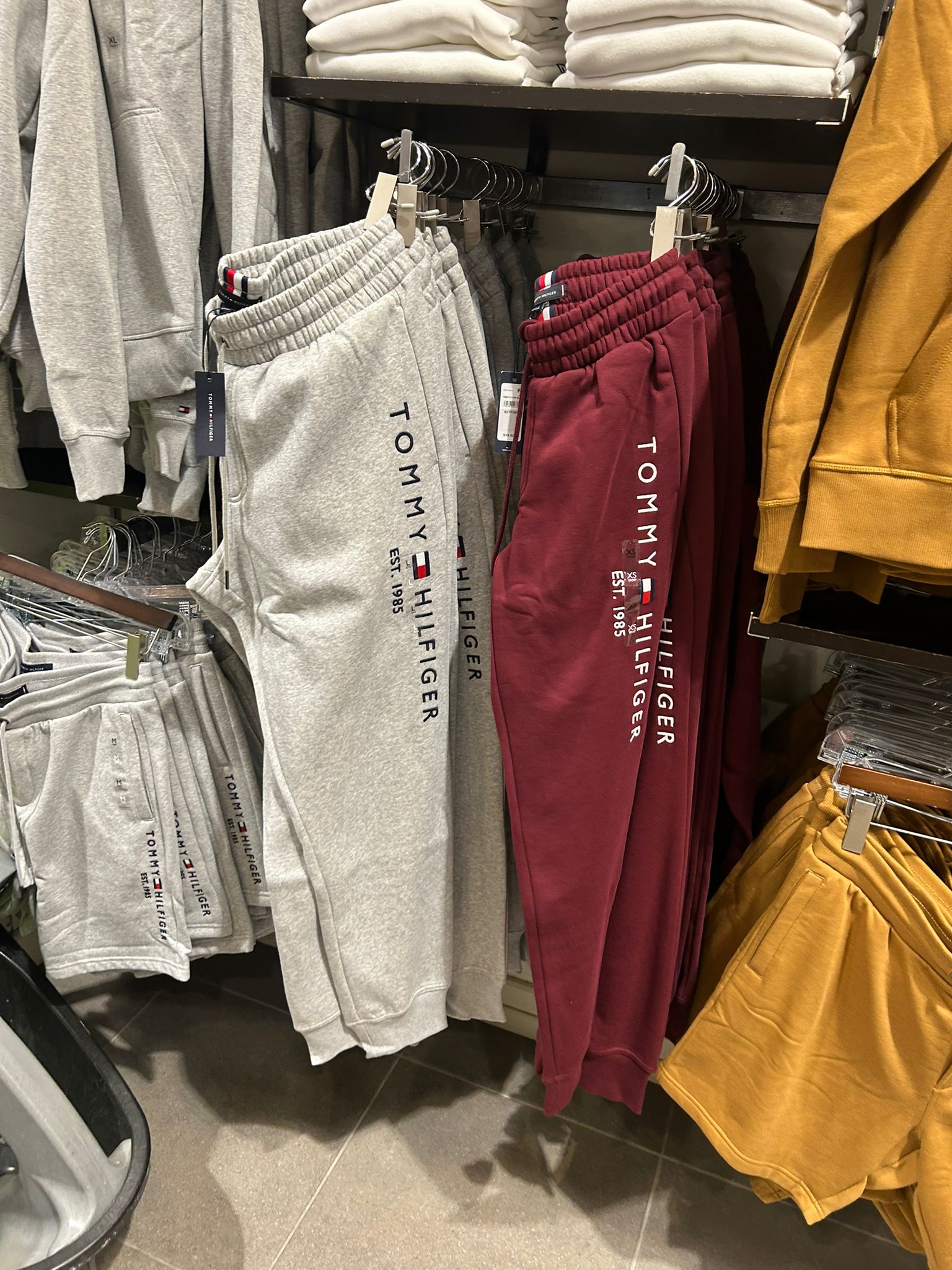 Tommy Mens' Tommy Logo Sweatpant Deep Rouge