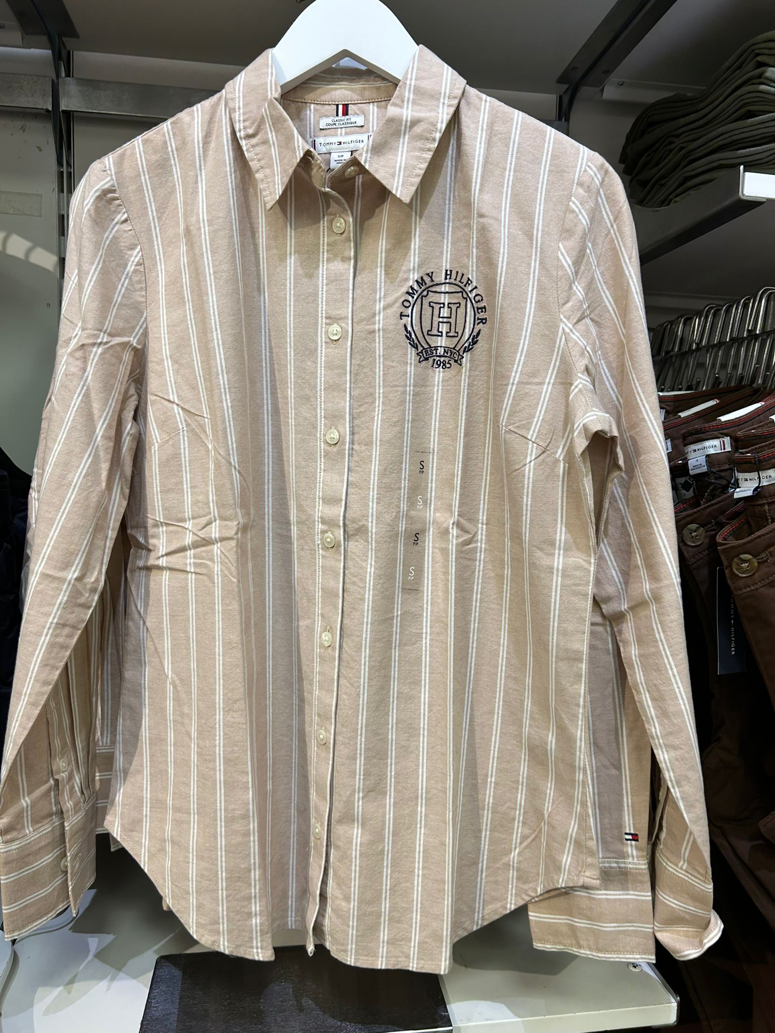 Tommy Womens' Regular Fit Crest Stretch Oxford Shirt/ Classic Khaki