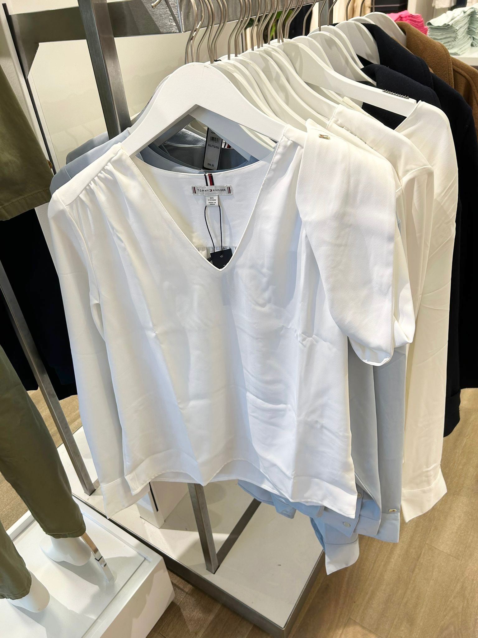 Tommy Hilfiger Women's V-Neck Relaxed Fit Top / WHITE