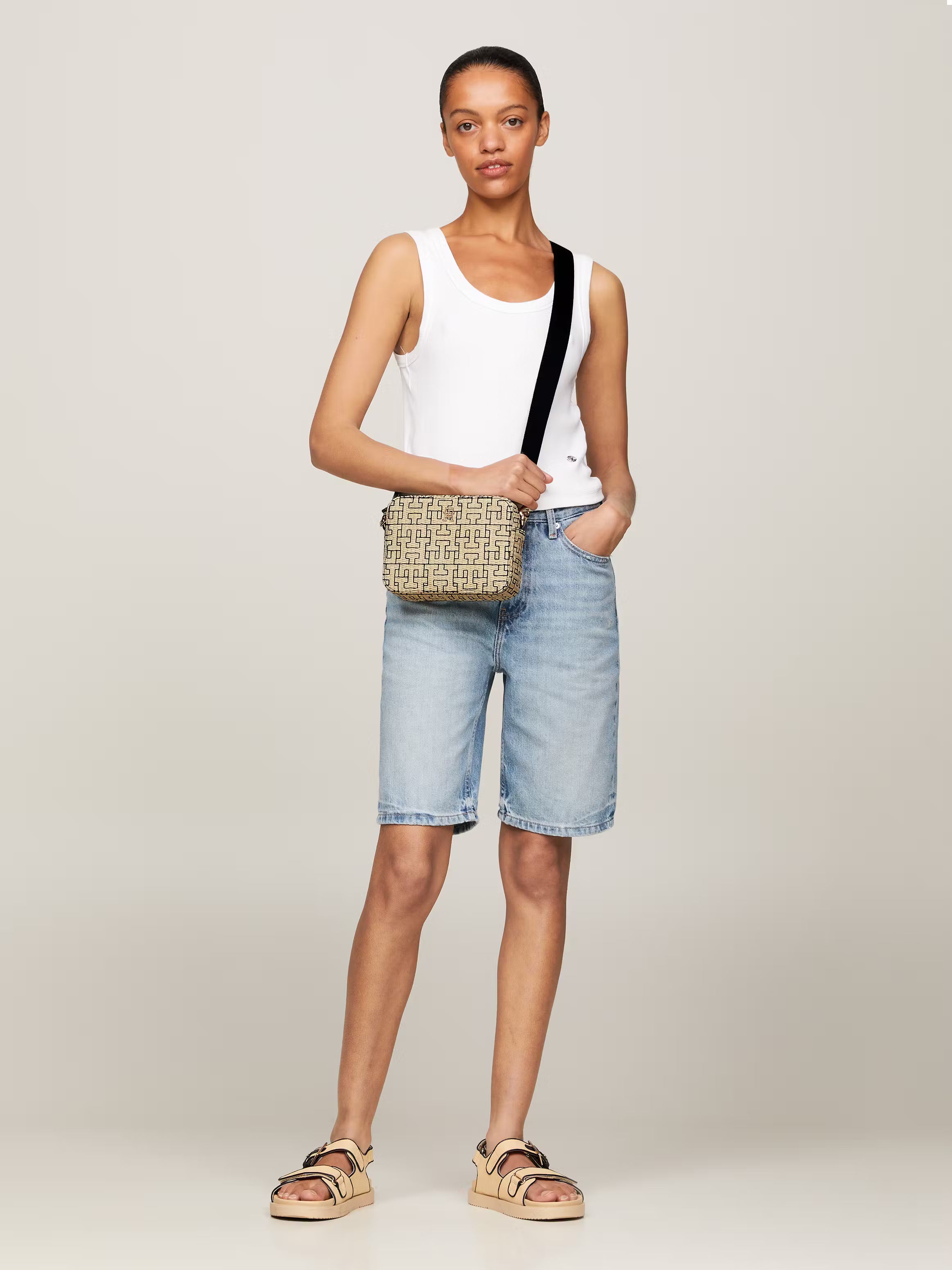 TOMMY HILFIGER WOMENS City Straw Embroidery Crossover Bag