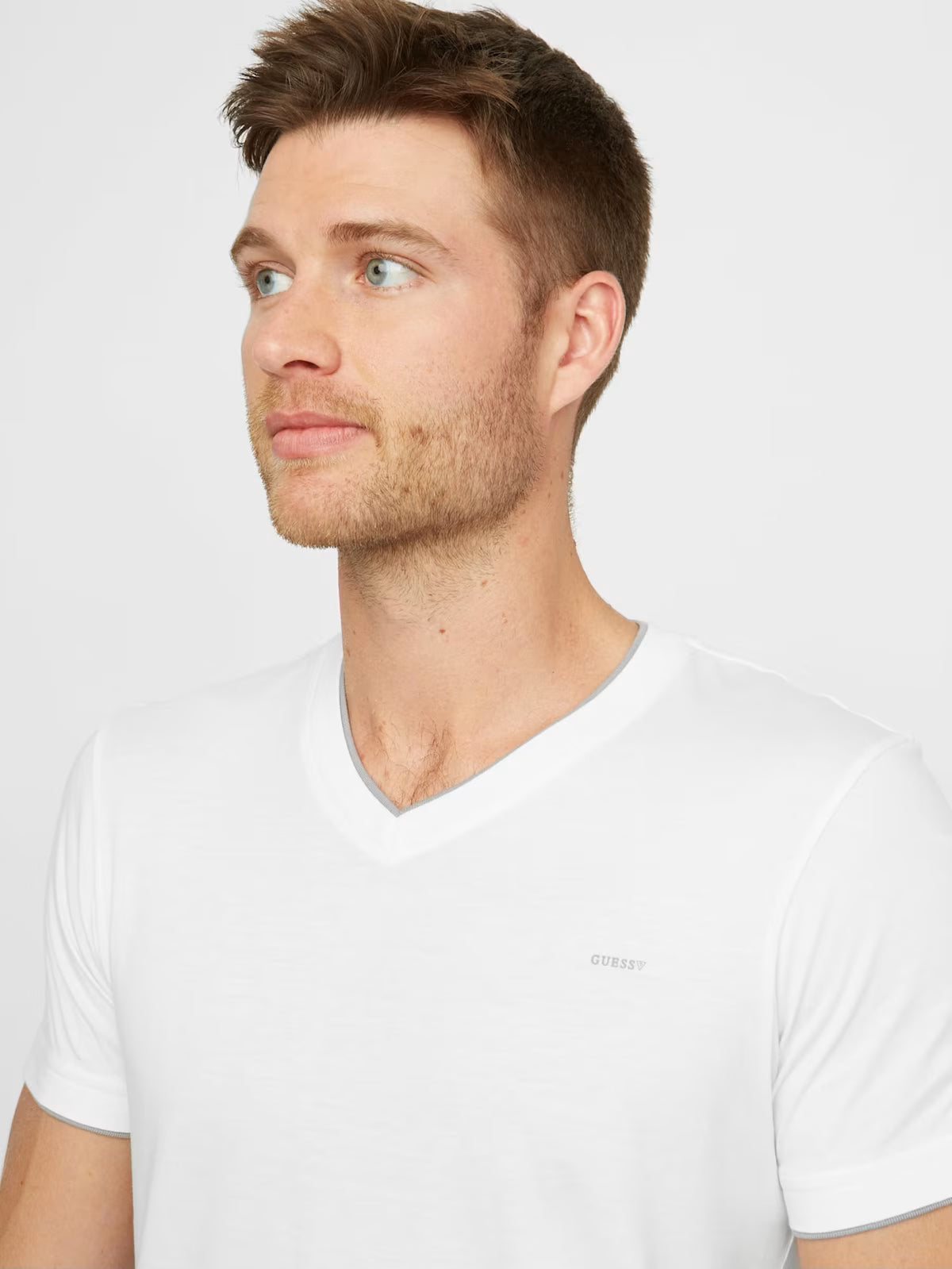 GUESS MENS' Armin V-Neck Tee/WHITE