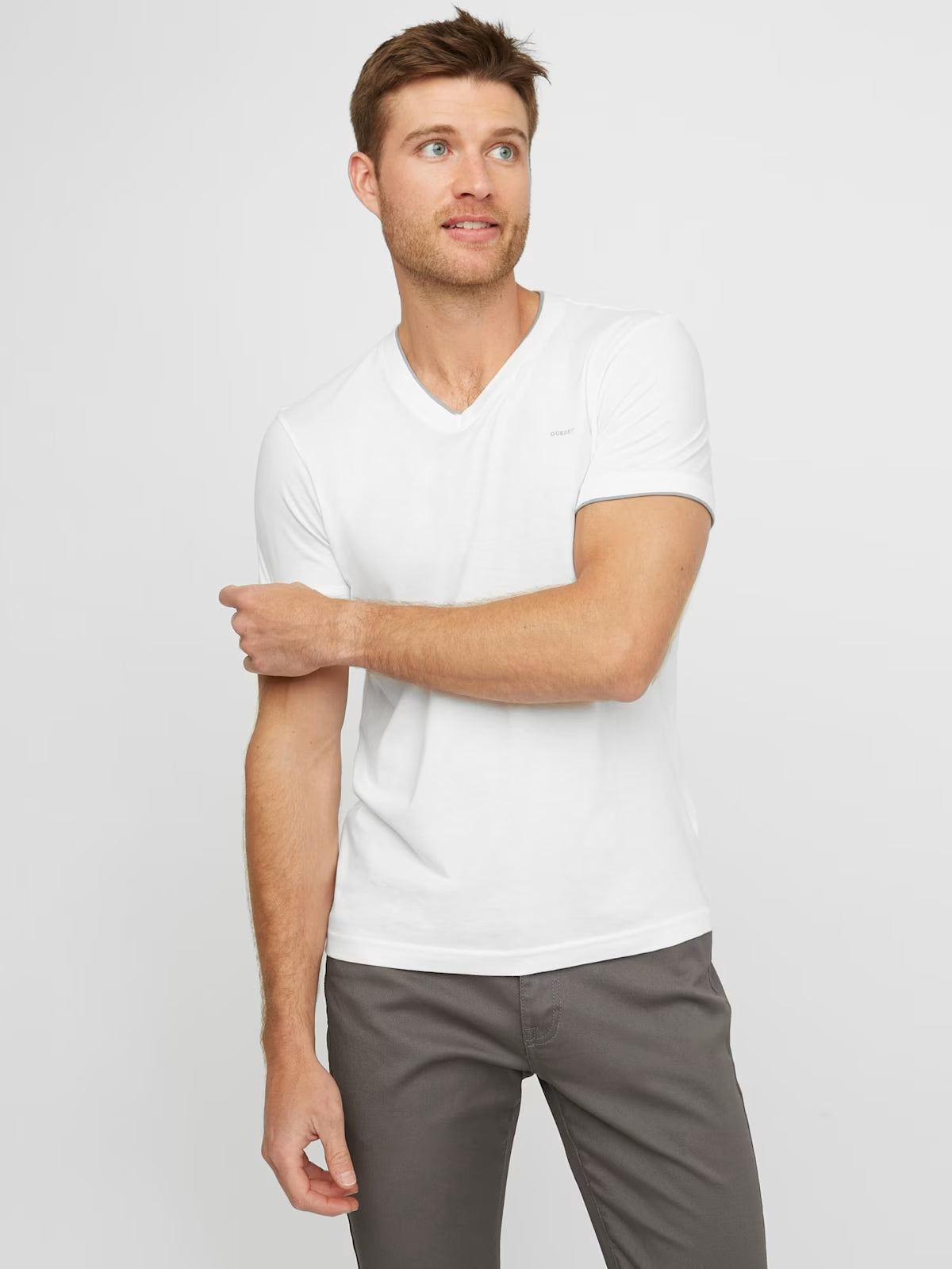 GUESS MENS' Armin V-Neck Tee/WHITE
