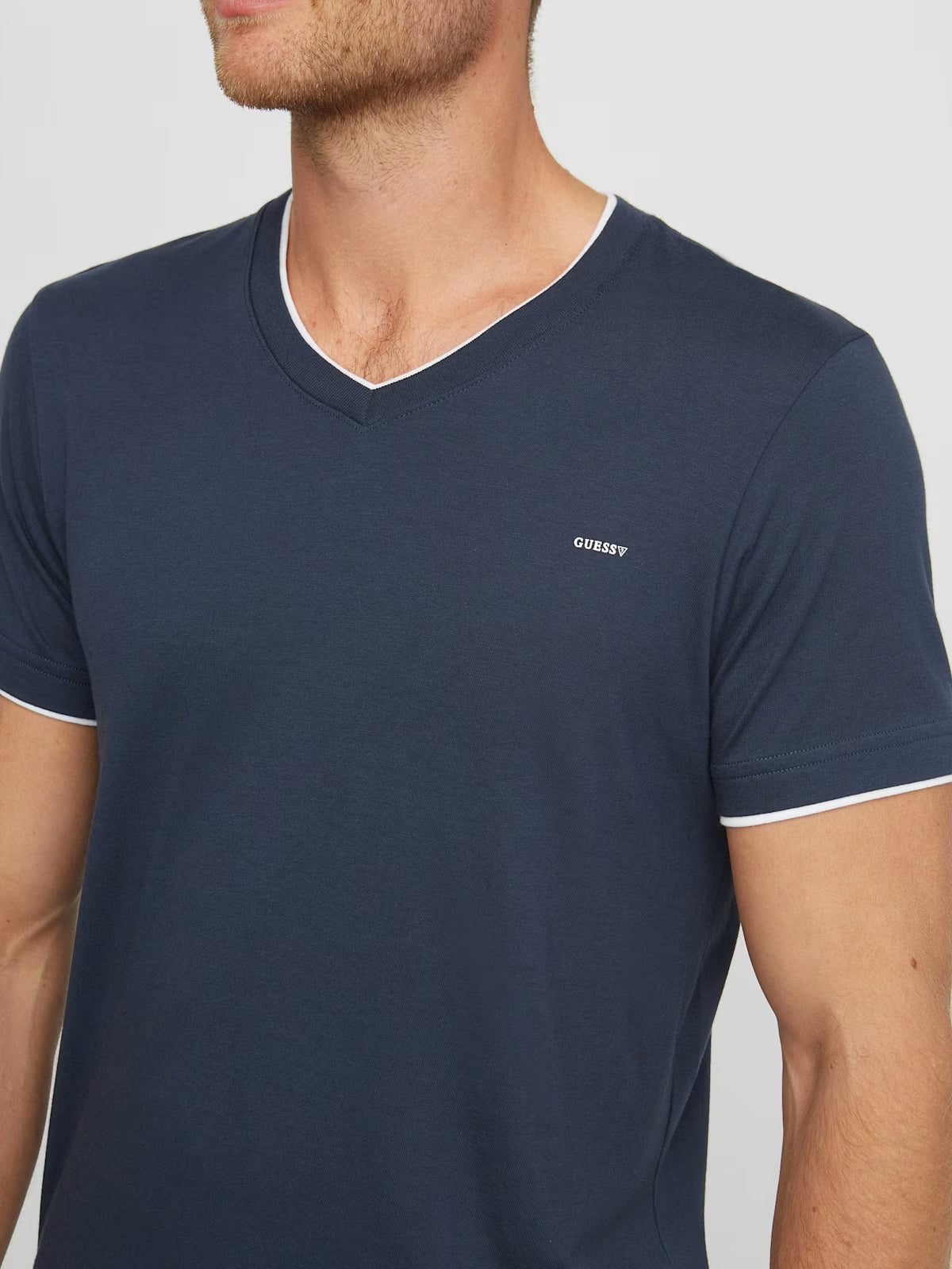 GUESS MENS' Armin V-Neck Tee/ DARK BLUE